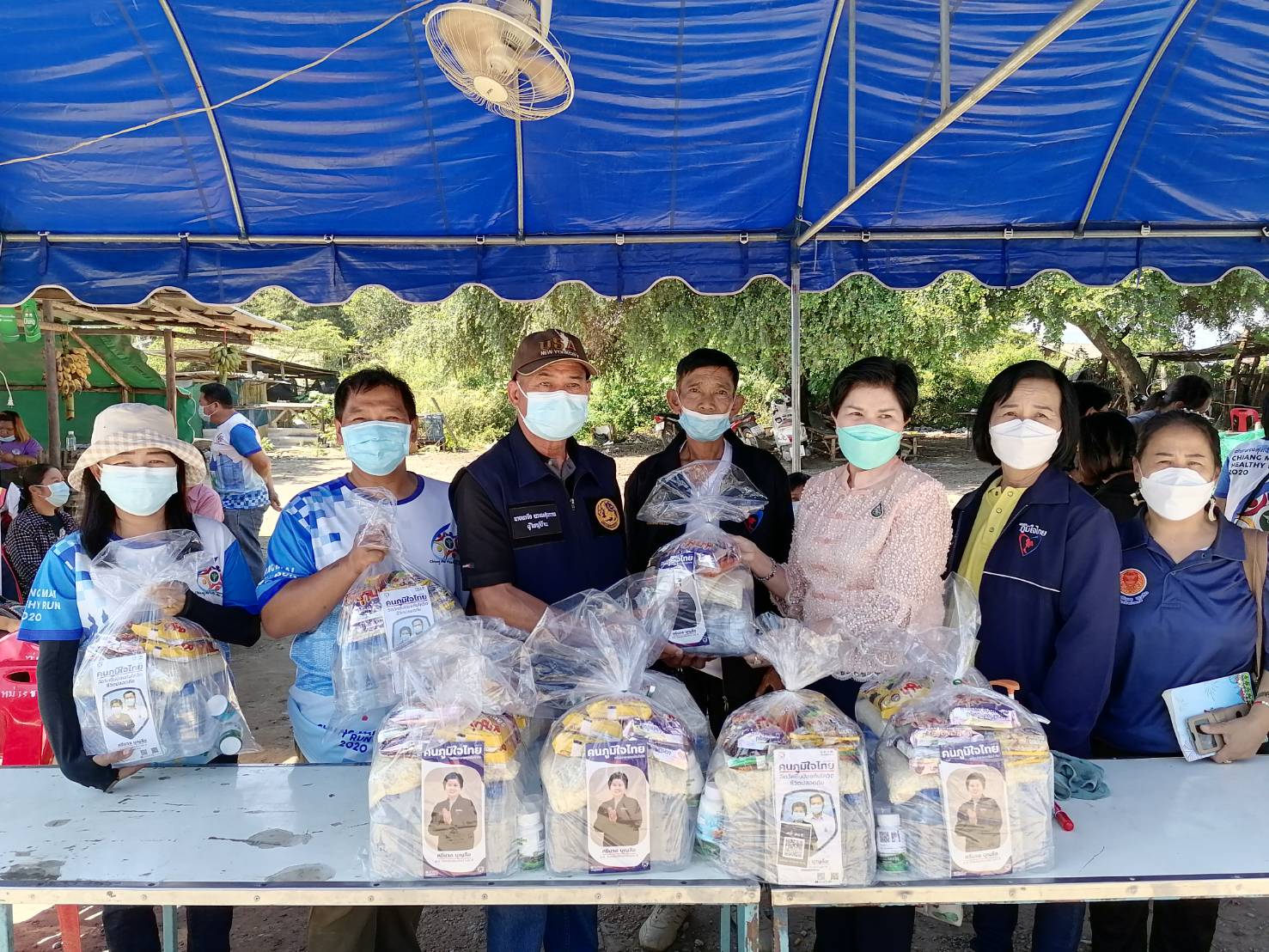ส.ส.ศรีนวล บุญลือ ลงพื้นที่มอบชุดอุปกรณ์เสื้อ ฟ้าทะลายโจร กระชายขาว และ ATK ที่ อ.จอมทอง และ อ.สันป่าตอง จ.เชียงใหม่