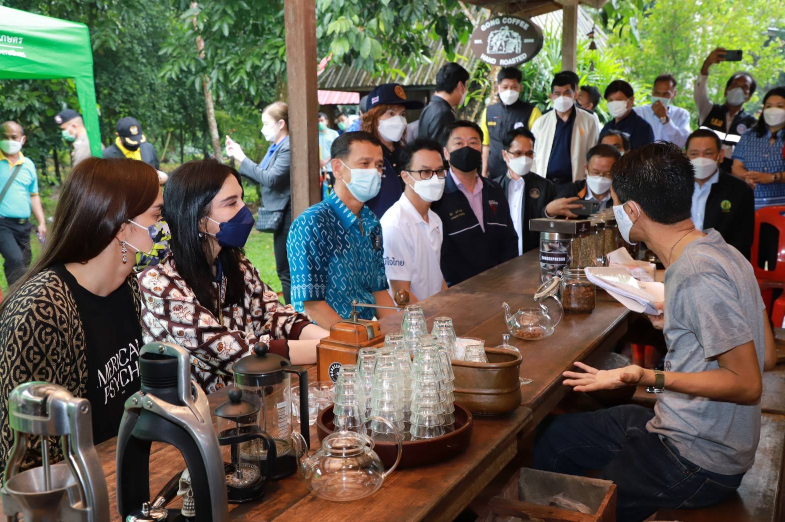 รมช.กษ.มนัญญา ไทยเศรษฐ์ เยี่ยมชมวิสาหกิจชุมชนแปรรูปผลิตภัณฑ์กาแฟคั่วมือและท่องเที่ยวเชิงเกษตร จ.ระนอง