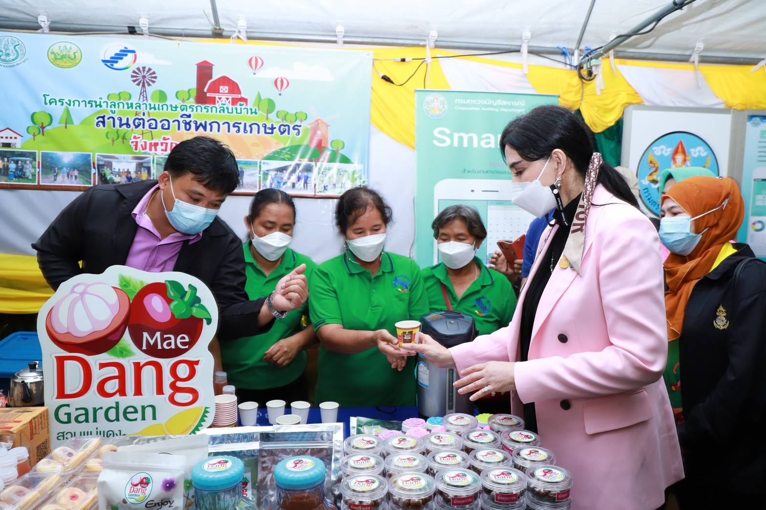 รมช.มนัญญา ลงพื้นที่พบปะเกษตรกร และเยี่ยมชมบูธผลผลิตทางการเกษตรจากโครงการนำลูกหลานเกษตรกรกลับบ้าน สานต่ออาชีพการเกษตร จ.ระนอง