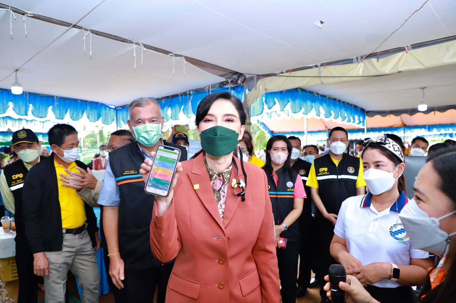 รมช.มนัญญา ลงพื้นที่เยี่ยมชมบูธสินค้าเกษตร สมาชิกโครงการนำลูกหลานเกษตรกรกลับบ้าน สานต่ออาชีพการเกษตรกรรม รวมไปถึงสินค้าทางการเกษตรของวิสาหกิจชุมชน จ.กระบี่