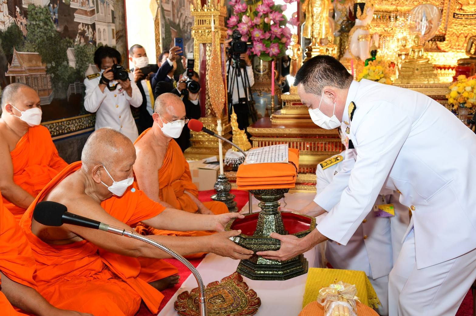 “รมว.ศักดิ์สยาม” ถวายผ้าพระกฐินพระราชทาน ประจำปี 2564  ณ วัดปทุมคงคา ราชวรวิหาร