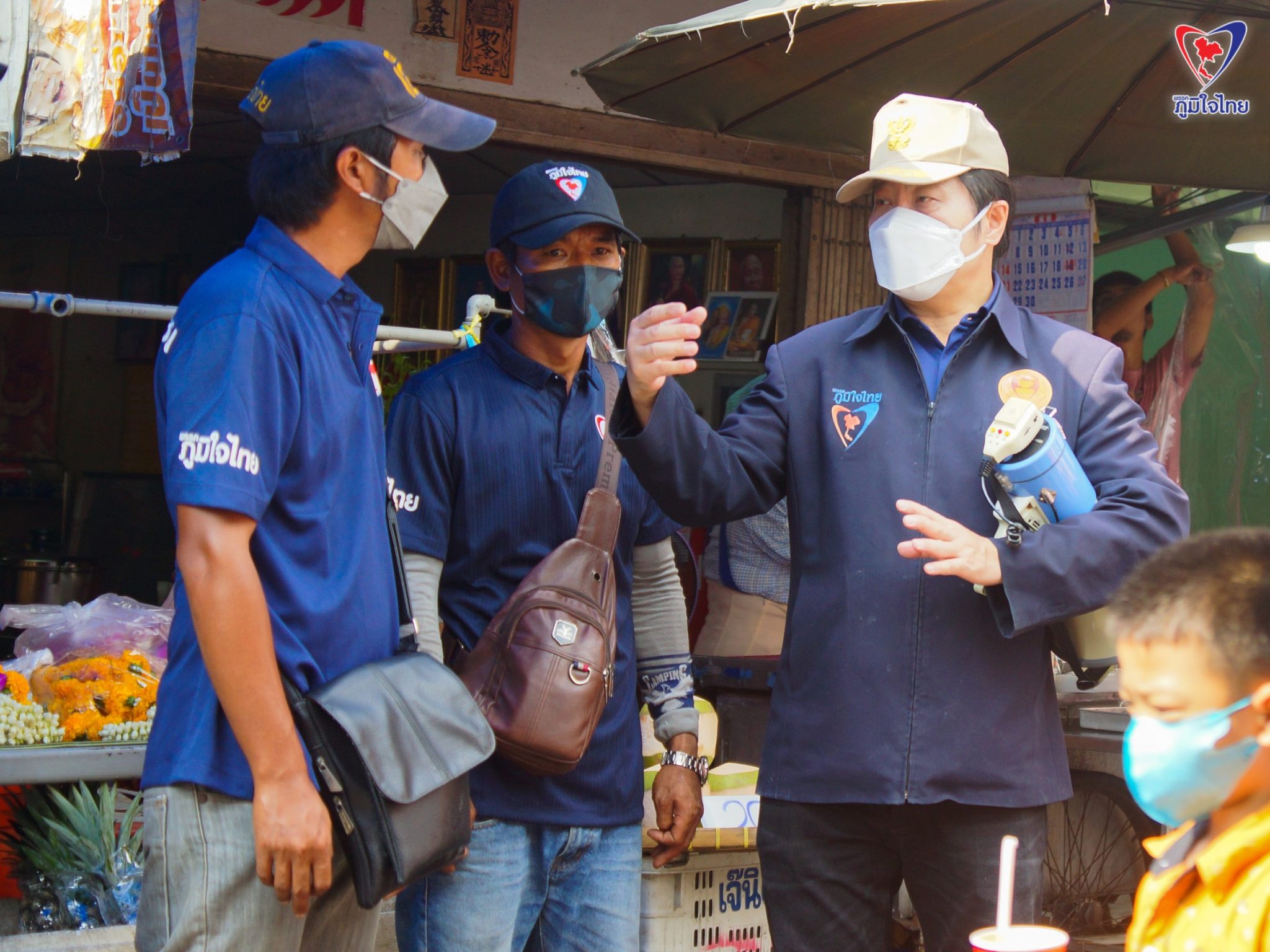 "ส.ส.โชติพิพัฒน์ เตชะโสภณมณี" ลงพื้นที่เขตจอมทอง มอบสิ่งของเครื่องใช้และหน้ากากอนามัยพร้อมพ่นหมอกควันกำจัดยุงลายเพื่อป้องกันไข้เลือดออก