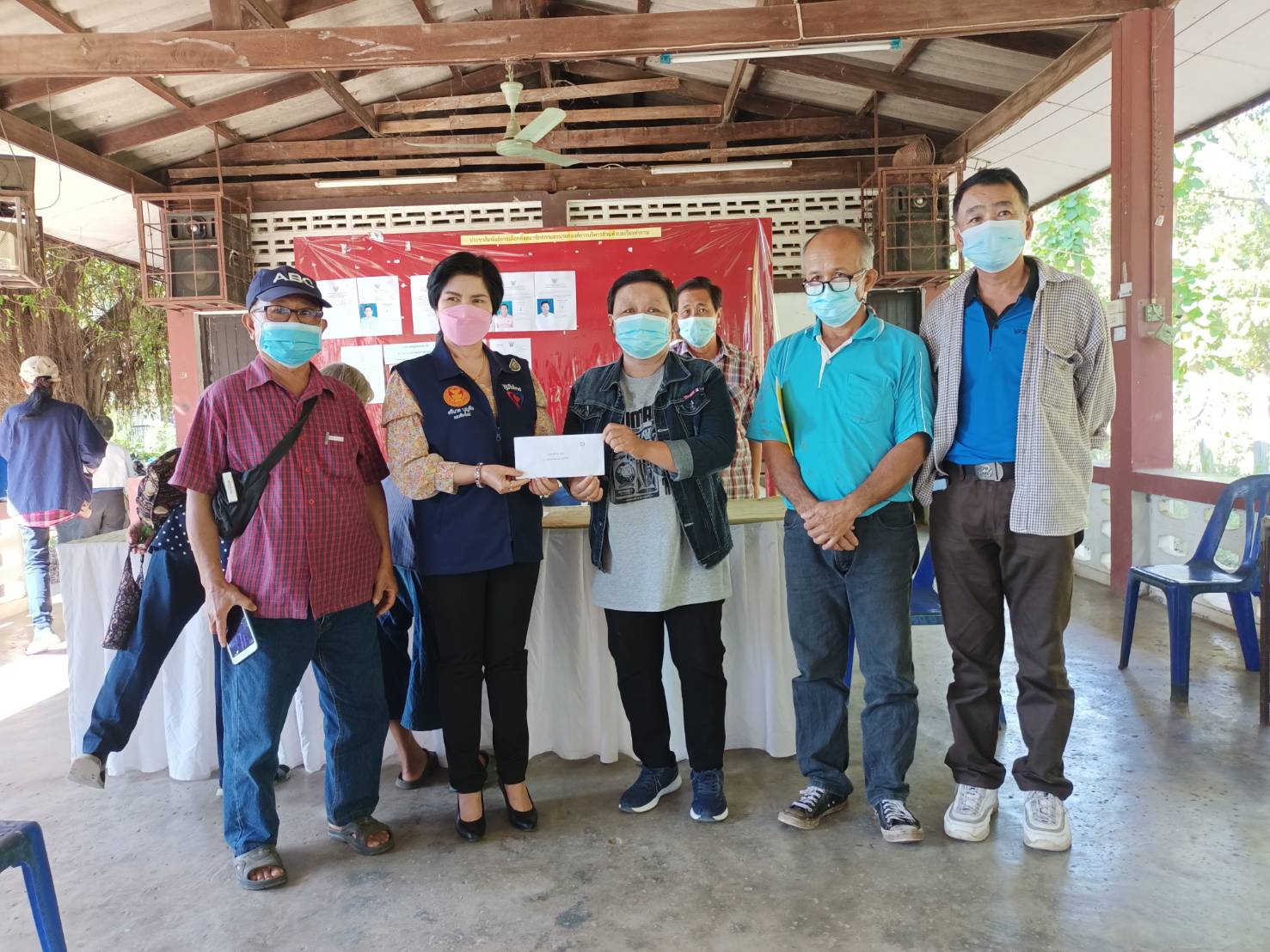 "ส.ส.ศรีนวล บุญลือ" ลงพื้นที่ อ.สันป่าตอง ร่วมพัฒนาจุดสำรวจพื้นที่ก่อสร้างเขื่อนป้องกันตลิ่งพัง พร้อมมอบสิ่งของเครื่องใช้จำเป็นให้กับพี่น้องประชาชน