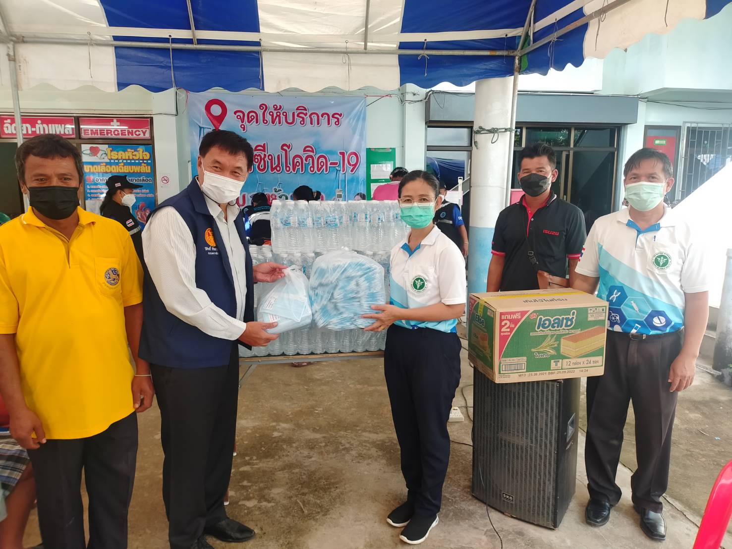 ส.ส.วิสิทธิ์ พิทยาภรณ์ ลงพื้นที่พร้อมคณะทีมงาน ร่วมกันมอบอาหารว่าง สเปรย์แอลกอฮอล์ และหน้ากากอนามัย ให้กับผู้ที่มารับบริการฉีดวัคซีนป้องกันโควิด-19 ที่ รพ.สต.ซับพลู ต.ห้วยบง และเทศบาลหนองบัวตะเกียด อ.ด่านขุนทด จ.นครราชสีมา