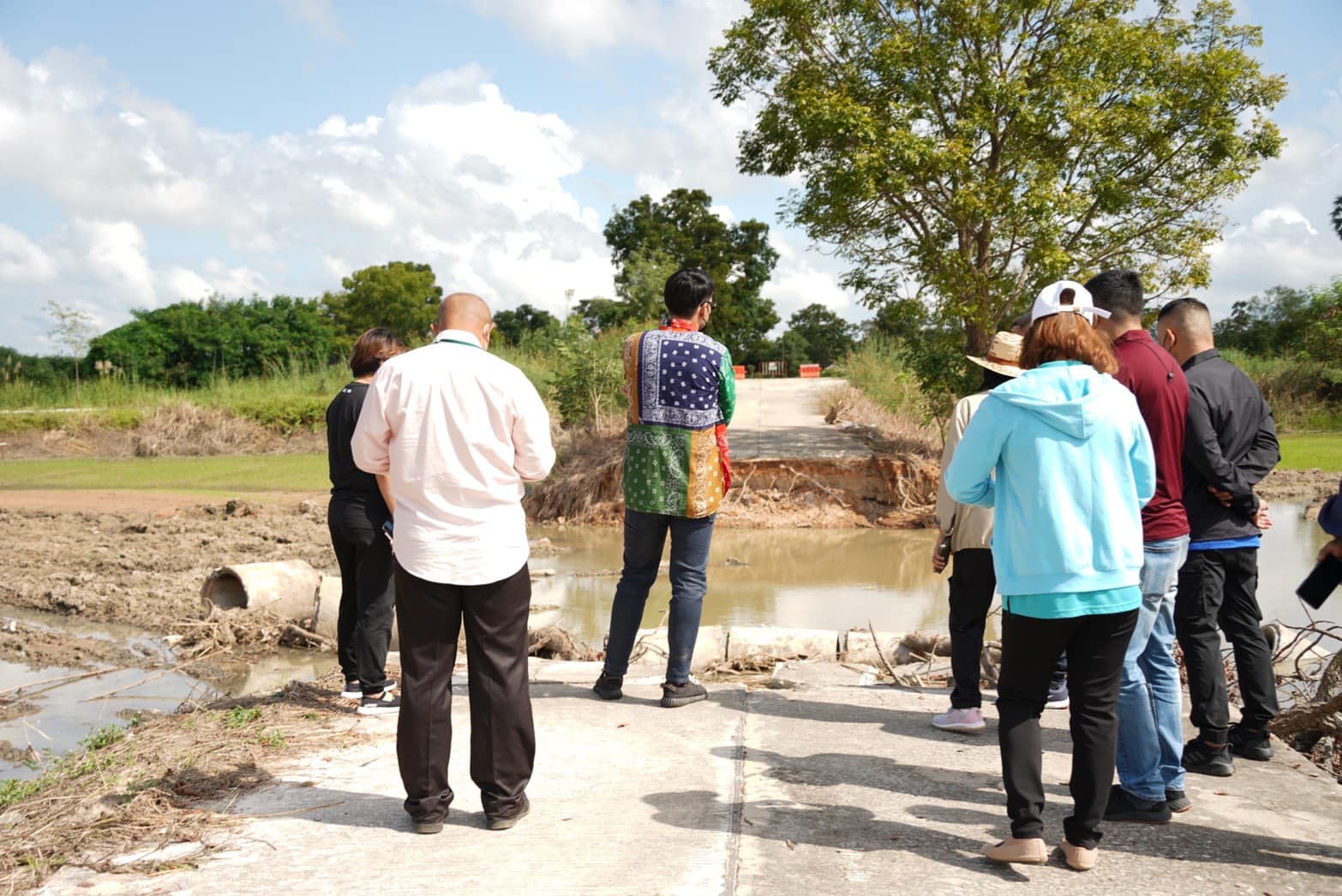 ส.ส.เจเศรษฐ์ ไทยเศรษฐ์ ลงพื้นที่พบปะพี่น้องประชาชนที่ได้รับความเดือดร้อนจากน้ำท่วม ที่ต.อุทัยเก่า และทำให้ถนนเป็นหลุมเป็นบ่อ-ถนนขาด ที่ต.หนองฉาง อ.หนองฉาง จ.อุทัยธานี