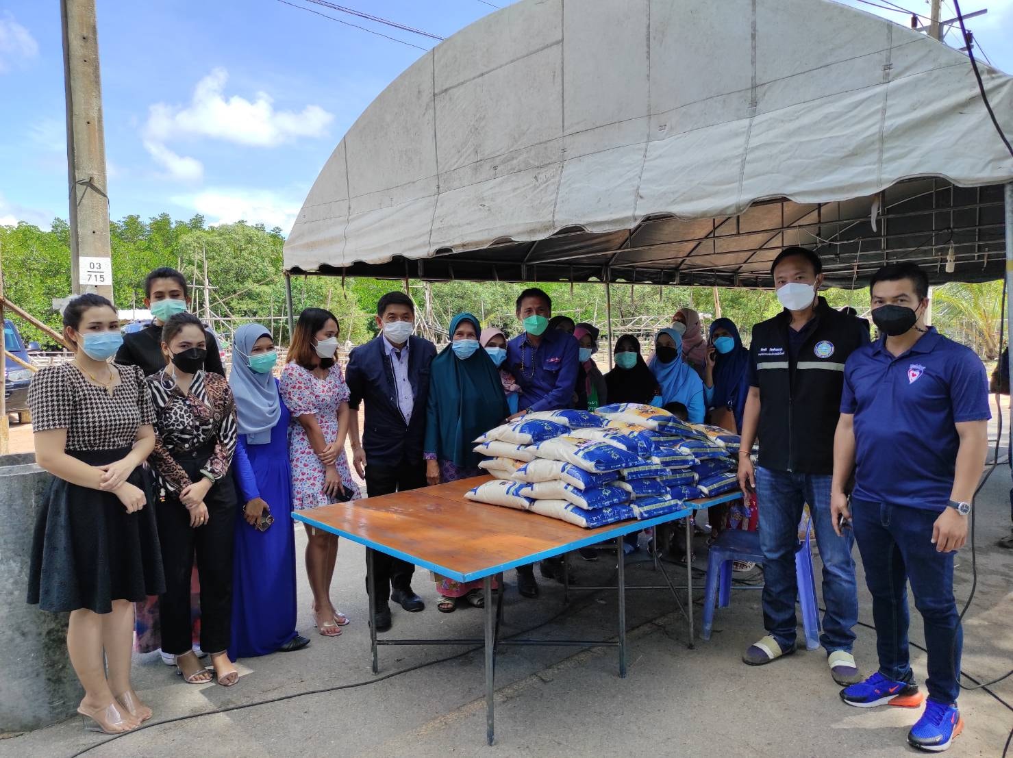 ส.ส.สฤษฏ์พงษ์ เกี่ยวข้อง ลงพื้นที่มอบข้าวสาร หน้ากากอนามัย แอลกอฮอล์ ให้กับเจ้าหน้าที่และพี่น้องที่ถูกกักตัวจากสถานการณ์แพร่ระบาดโควิด-19 ณ บ้านแหลมหิน ต.ตลิ่งชัน อ.เหนือคลอง จ.กระบี่