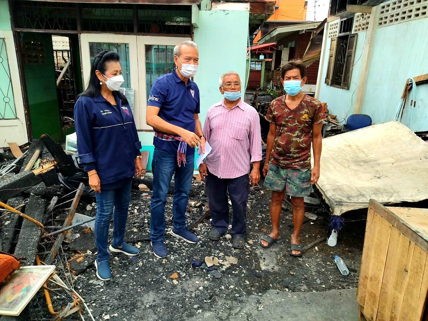 ส.ส.มณฑล โพธิ์คาย ลงพื้นที่มอบชุดยังชีพ พร้อมปัจจัยเพื่อช่วยเหลือผู้ประสบเหตุเพลิงไหม้บ้าน ซอยอ่อนนุช 33 เขตสวนหลวง ขณะเดียวกัน ได้มอบหมายให้ตัวแทนลงพื้นที่ช่วยเหลือผู้ประสบเหตุเพลิงไหม้จำนวน 14 ครัวเรือน ที่สุเหร่าบึงหนองบอน เขตประเวศ กทม.