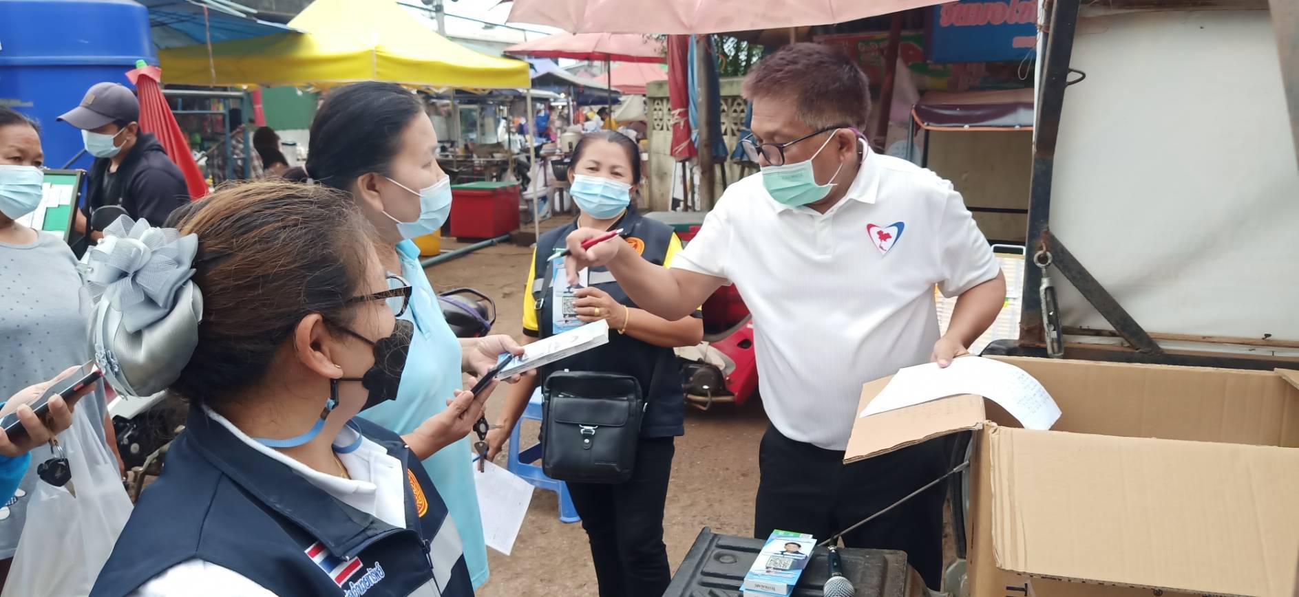 ส.ส.พรชัย อำนวยทรัพย์ ลงพื้นที่ตลาดไนท์ครบุรี อ.ครบุรี จ.นครราชสีมา มอบชุดตรวจ ATK ให้กับพ่อค้าแม่ค้า และประชาชนทั่วไป เพื่อเป็นการตรวจหาเชื้อโควิด-19 เบื้องต้น