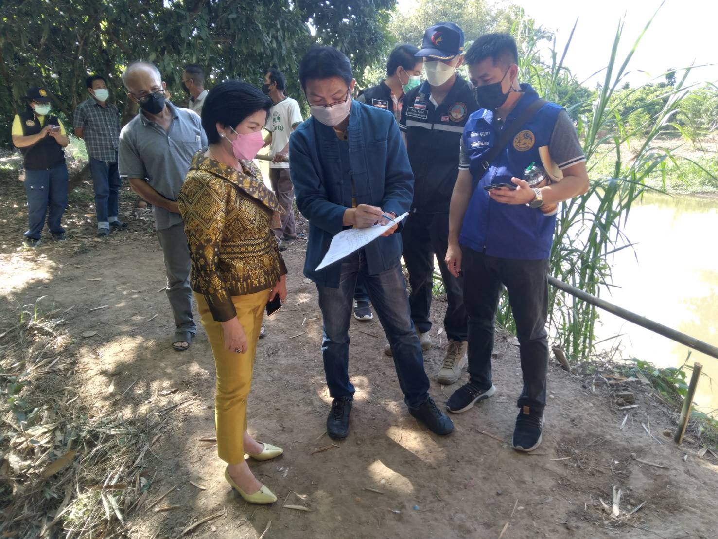 ส.ส.ศรีนวล บุญลือ ลงพื้นที่พร้อมโยธาจังหวัดเชียงใหม่ เพื่อสำรวจสถานที่ก่อสร้างเขื่อนเพื่อป้องกันตลิ่งพัง บ้านปวงสนุก ต.ท่ากาน อ.สันป่าตอง จ.เชียงใหม่