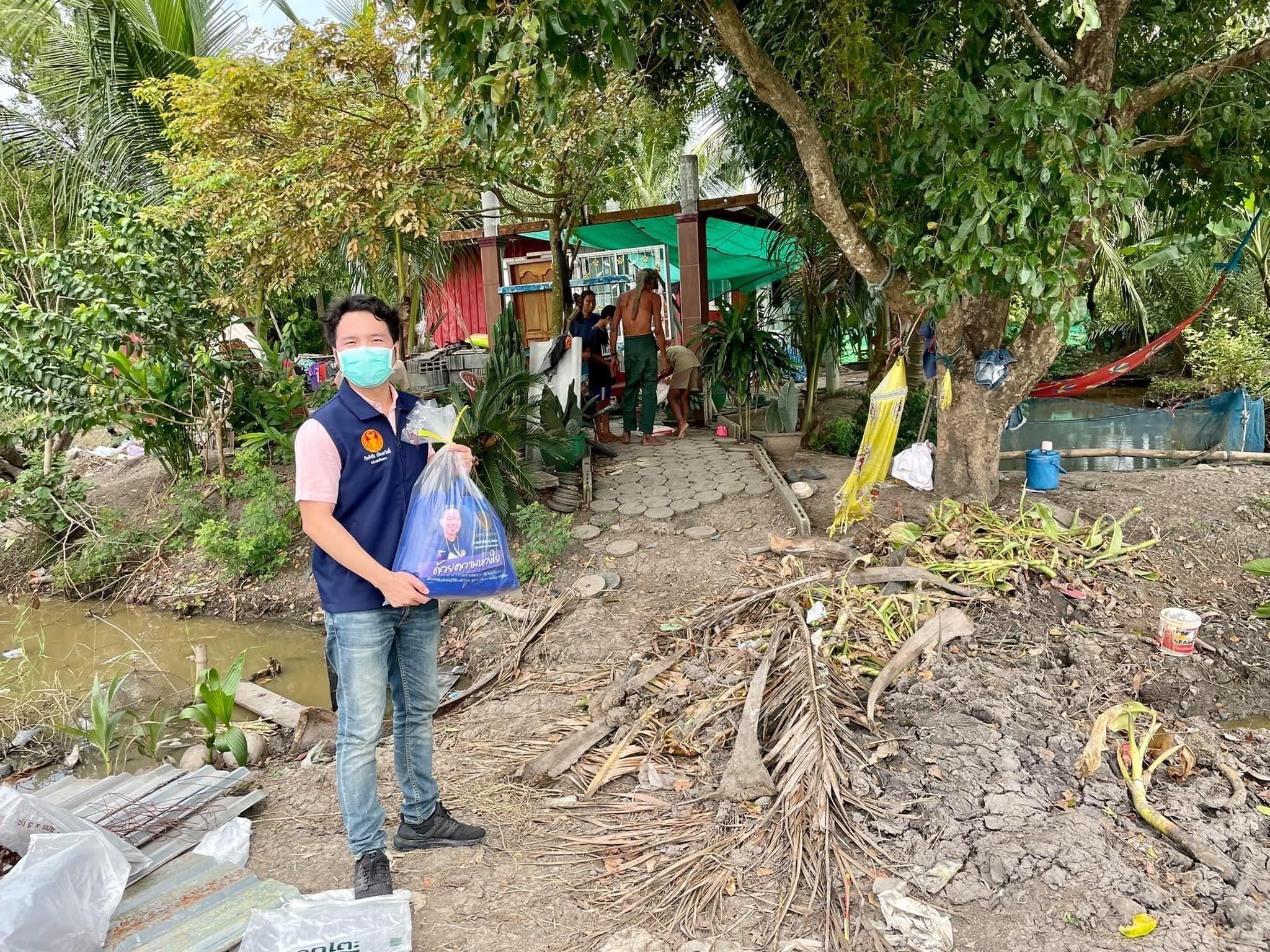 ส.ส.กิตติชัย เรืองสวัสดิ์ ลงพื้นที่ให้กำลังใจชาวบ้านผู้มีรายได้น้อย ต.คลองหลวงแพ่ง อ.เมือง จ.ฉะเชิงเทรา พร้อมมอบถุงห่วงใยไว้ดำรงชีพเบื้องต้น