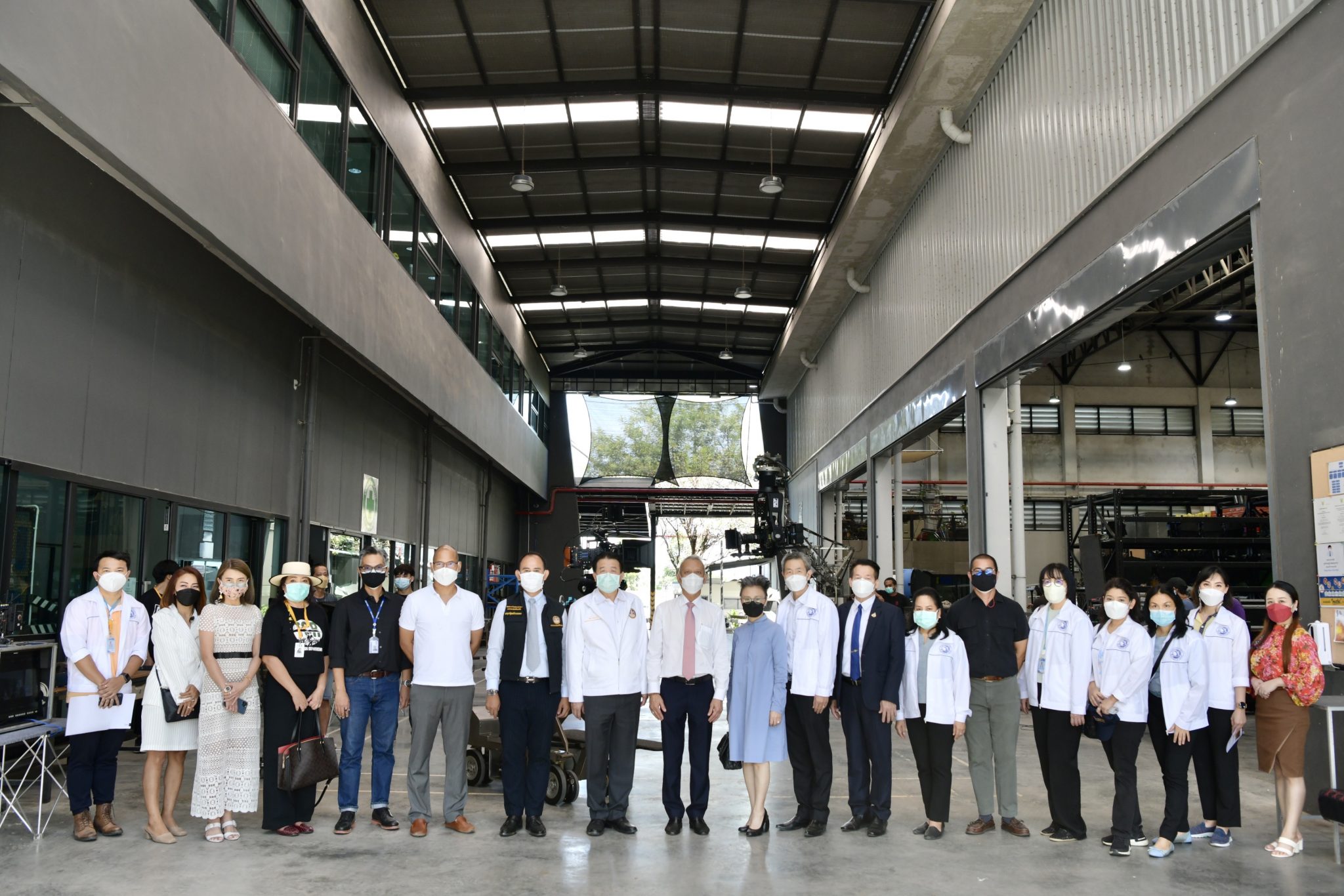 นายพิพัฒน์ รัชกิจประการ รัฐมนตรีว่าการกระทรวงการท่องเที่ยวและกีฬา เยี่ยมชมกองถ่ายทำภาพยนตร์ชุดทางโทรทัศน์ เรื่อง “Thai Cave Rescue” ณ เดอะ สตูดิโอปาร์ค บางบ่อ จังหวัดสมุทรปราการ