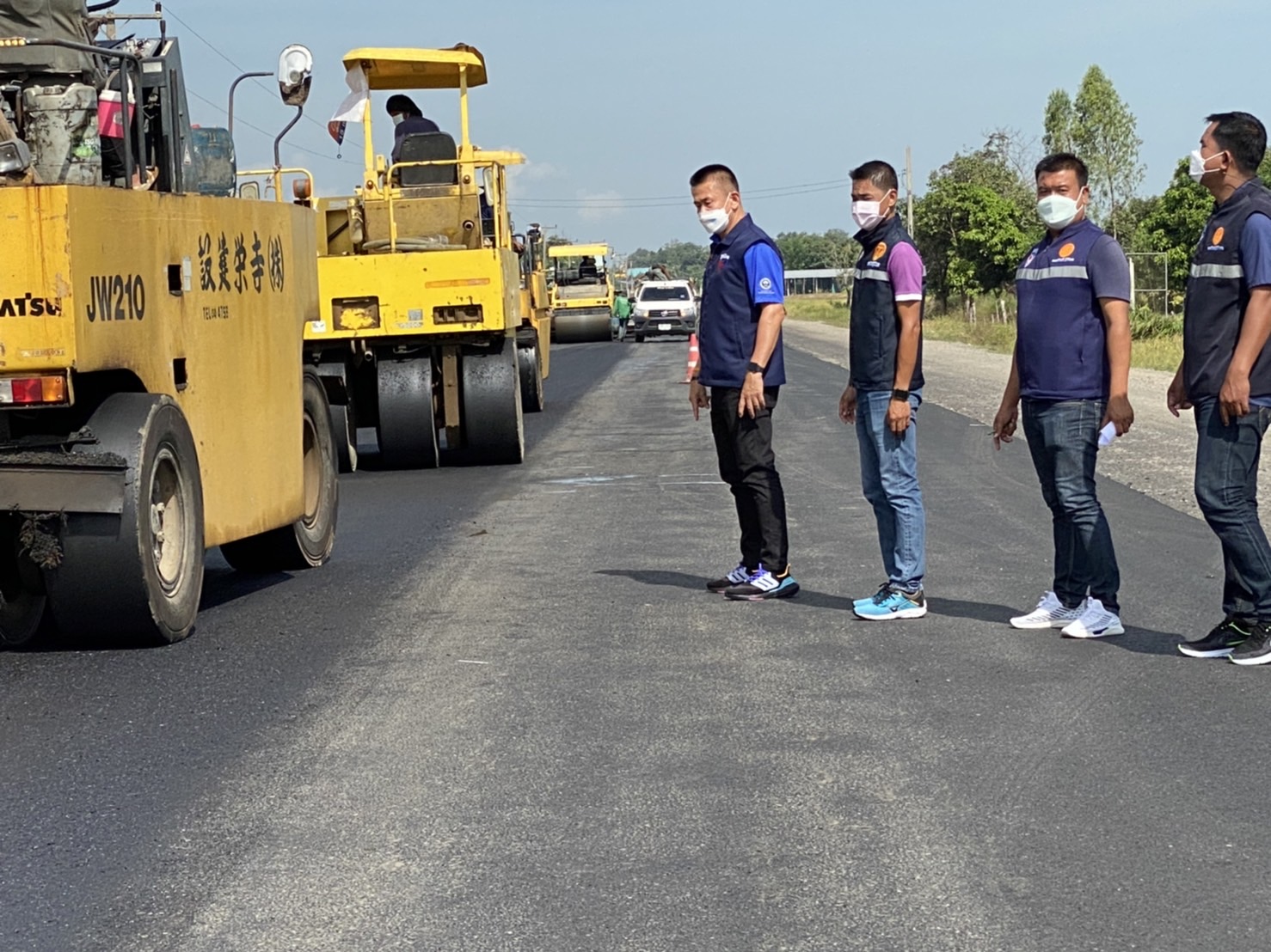 ส.ส.อดิพงษ์ ฐิติพิทยา ลงพื้นที่ตรวจเยี่ยมการก่อสร้างถนนลาดยาง ทช.บร 5025 ชาวกันทรารมย์ ต.ชุมแสง-ต.ลำดวน-ต.ห้วยสำราญ อ.กระสัง จ.บุรีรัมย์ เพื่อการสัญจรที่สะดวก สบาย และปลอดภัย นอกจากนี้ ยังได้ลงพื้นที่มอบ ATK ให้กับพ่อแม่พี่น้องชาวอำเภอห้วยราช อีกด้วย