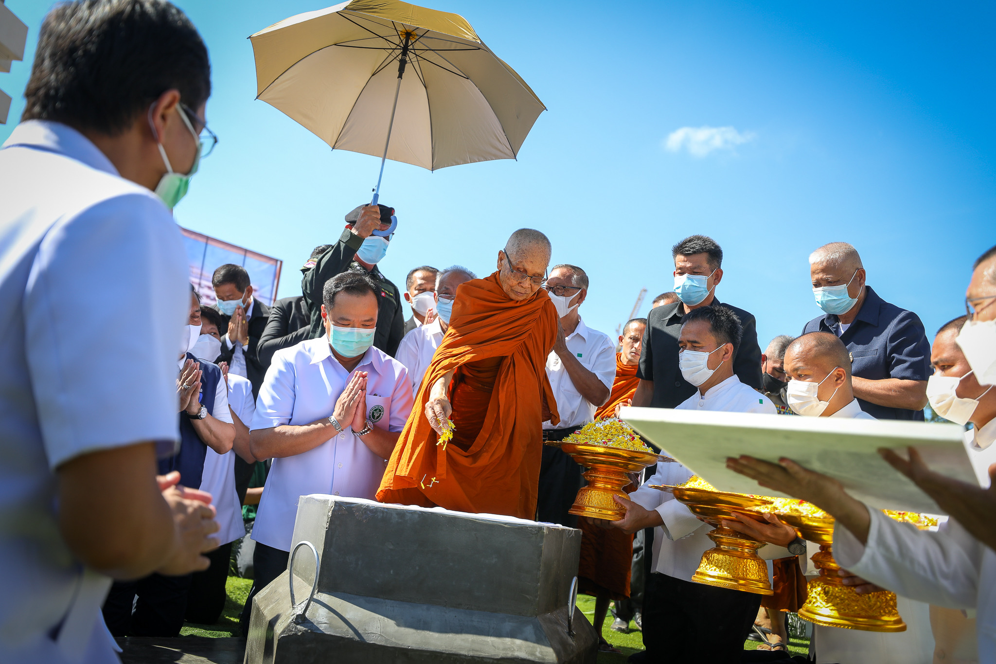 "อนุทิน" เยี่ยม "อุดรฯ - บึงกาฬ" เร่งพัฒนาขีดความสามารถด้านการรักษาพยาบาล พร้อมอัดวัคซีนลงพื้นที่ วางเป้าฉีดแตะ 70% ในเดือนพฤศจิกายน