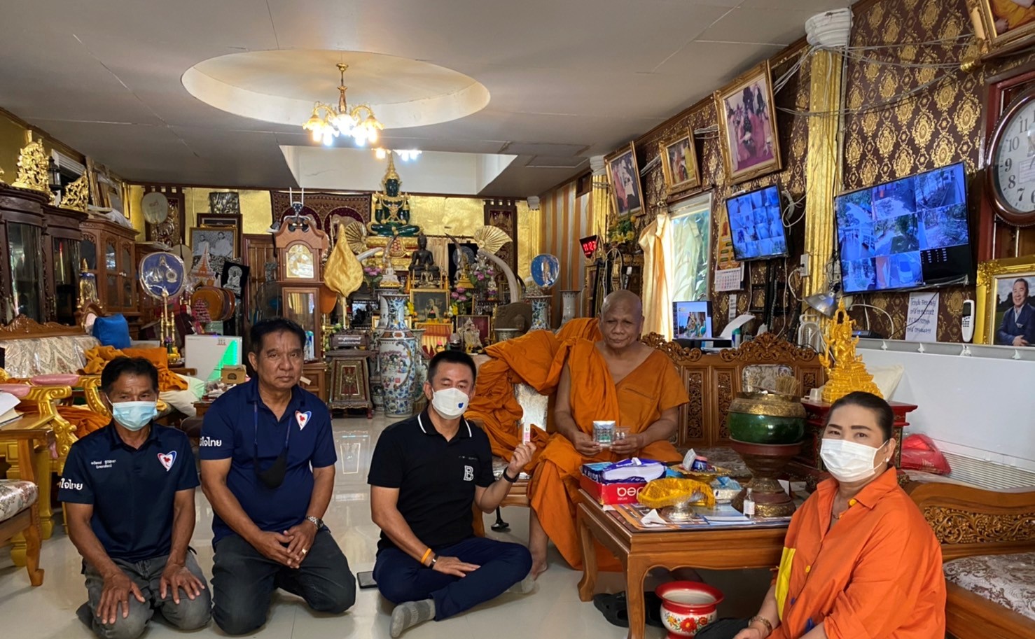 ส.ส.อดิพงษ์ ฐิติพิทยา ถวายยาปฏิชีวนะ แด่พระสุนทรธรรมเมธี รองเจ้าคณะจังหวัดบุรีรัมย์ เจ้าอาวาสวัดท่าสว่าง ต.กระสัง อ.กระสัง จ.บุรีรัมย์ 