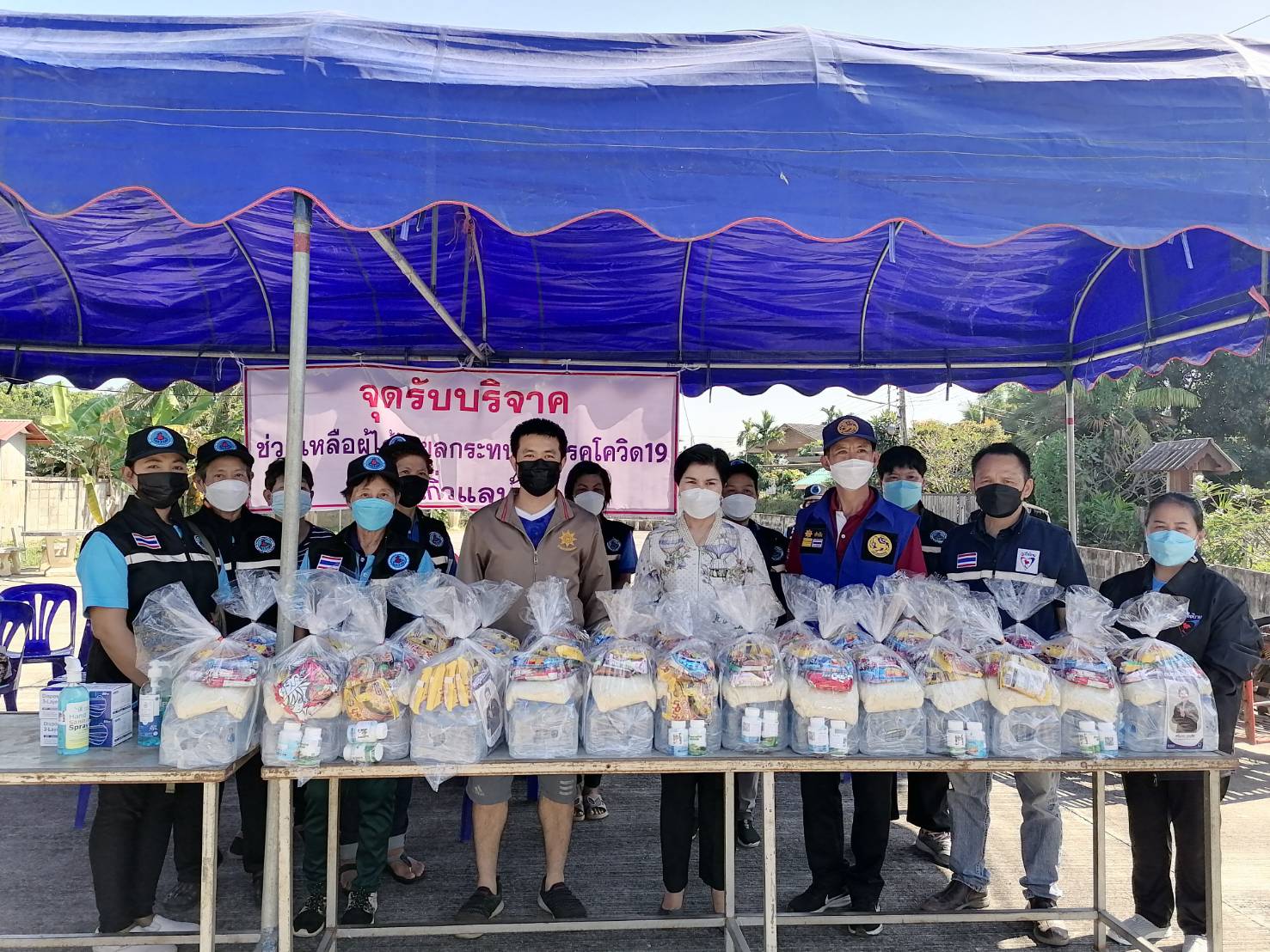 ส.ส.ศรีนวล บุญลือ พร้อมทีมงานลงพื้นที่มอบชุด ATK และถุงยังชีพให้กับประชาชนชาว รพ.สต.บ้านน้ำบ่อหลวง-ต.บ้านแม-ต.ทุ่งต้อม อ.สันป่าตอง จ.เชียงใหม่