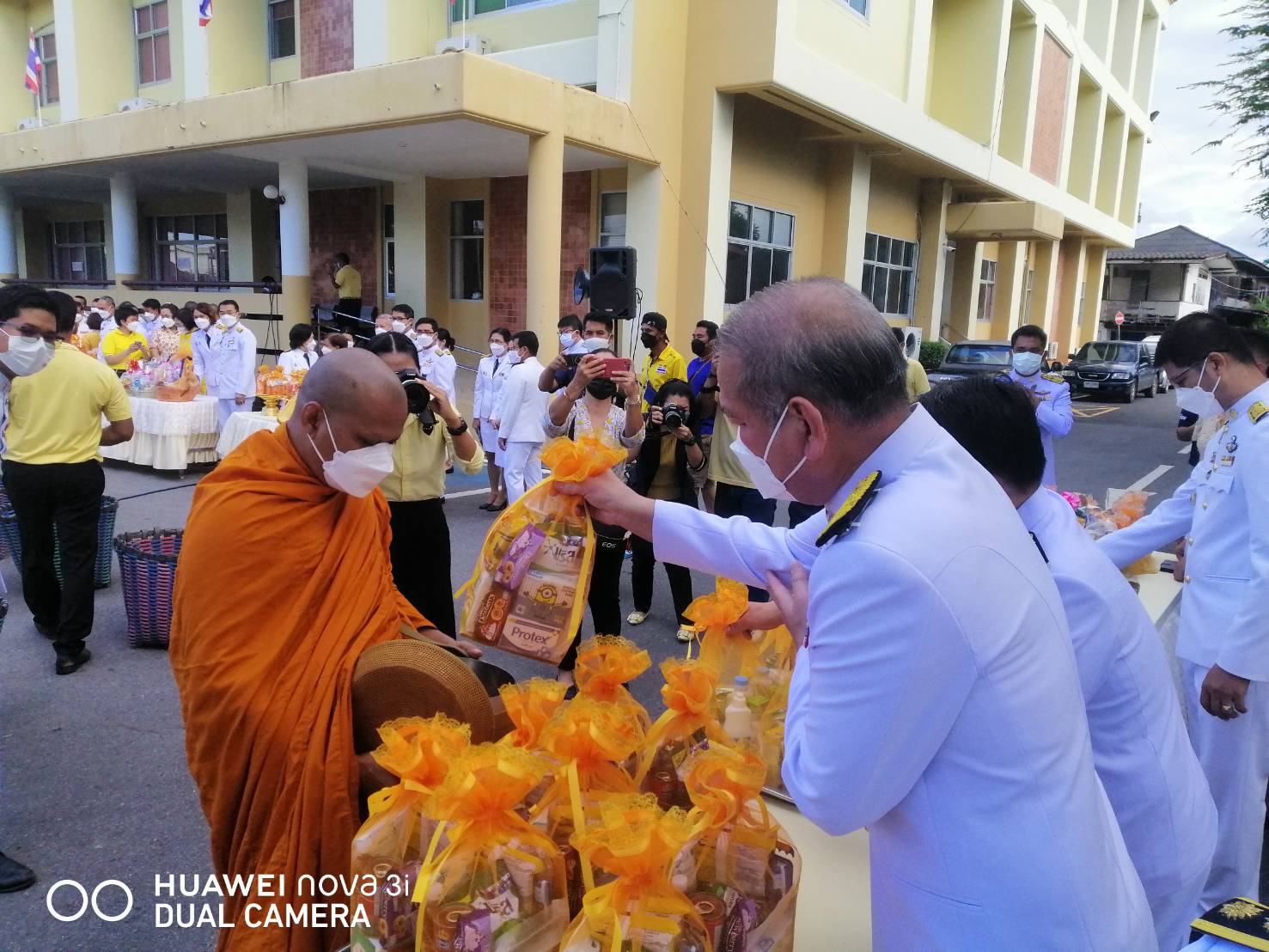 "ส.ส.พิบูลย์​ รัชกิจประการ" ร่วมทำบุญตักบาตร ถวายพระราชกุศล เนื่องในวันคล้ายวันพระบรมราชสมภพในหลวง ร.9 ณ​ เทศบาลเมืองสตูล