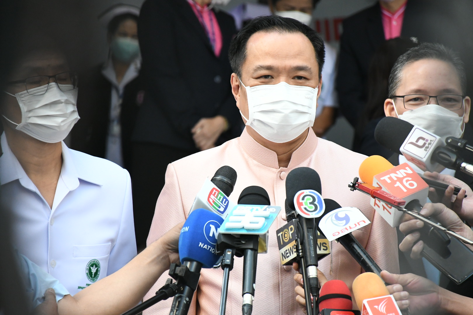 "อนุทิน" สั่งระดมฉีดเข็ม 3 รับมือ "โอมิครอน"