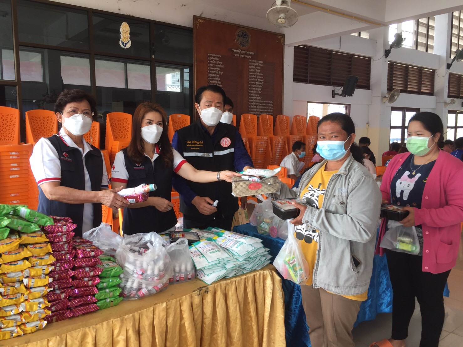 "ส.ส.สิทธิ์ พิทยาภรณ์" ห่วงใยพี่น้องประชาชนที่เข้ารับการบริจาคโลหิต พร้อมมอบสเปย์และหน้ากากอนามัยเพื่อป้องกัน covid 19