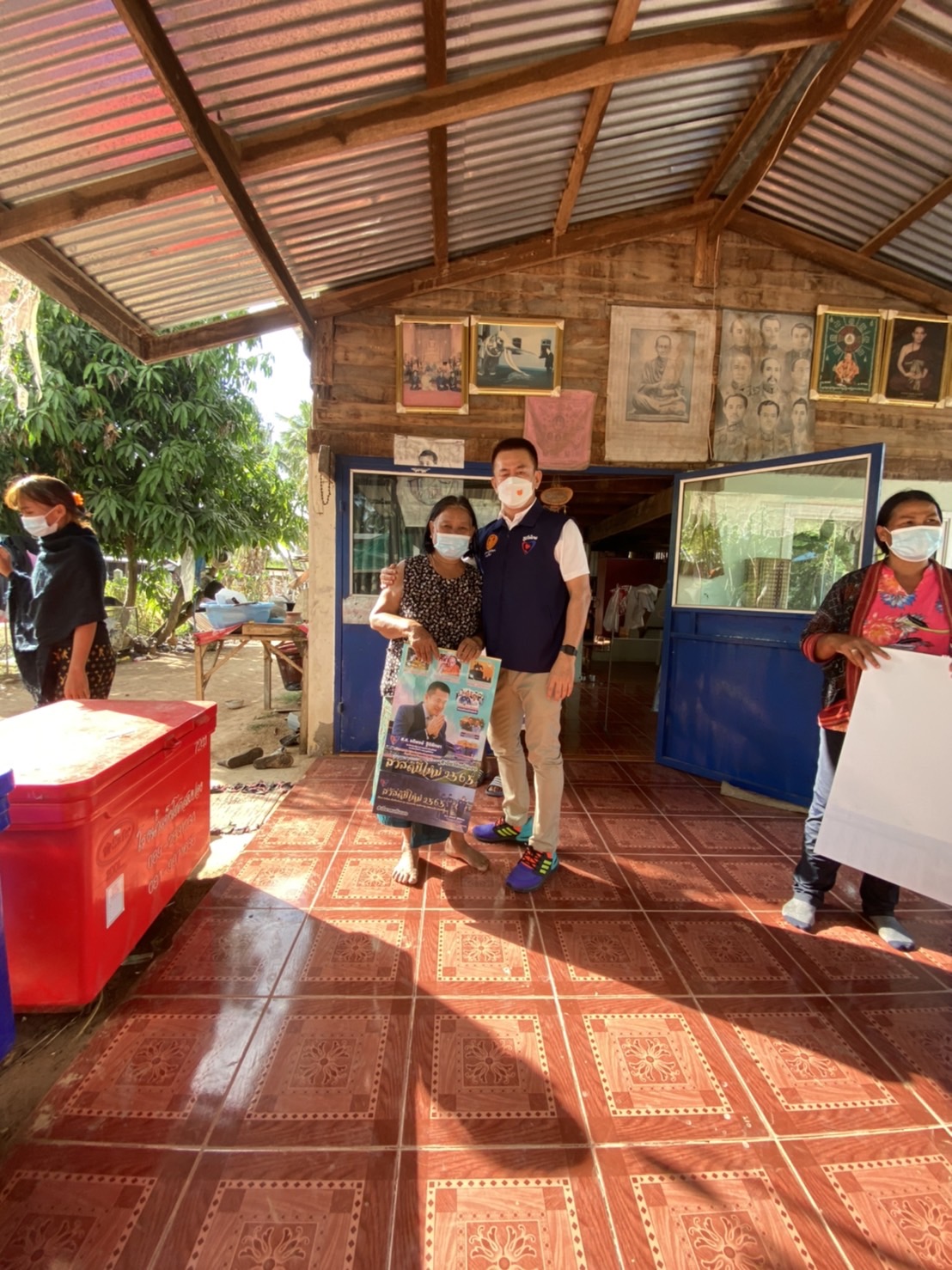 "ส.ส.อดิพงษ์ ฐิติพิทยา" ห่วงใยพี่น้องประชาชนลงพื้นที่เยี่ยมพบปะ พร้อมมอบชุดตรวจ ATK ให้กับเจ้าหน้าที่และทีมงานไว้บริการประชาชน