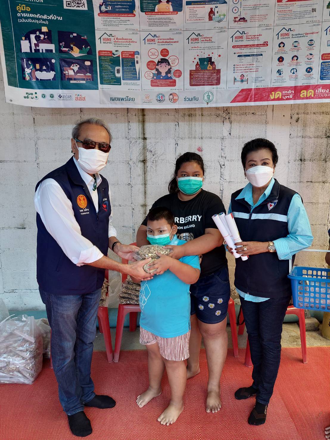 "ส.ส.มณฑล โพธิ์คาย" ร่วมทำบุญส่งทายปีเก่า ต้อนรับปีใหม่กับพี่น้องชาวชุมชนริมคลองเจ็ดขนัด เขตสวนหลวง กรุงเทพมหานคร พร้อมมอบสิ่งของ และส่งความสุขให้กับพี่น้องชาวชุมชน