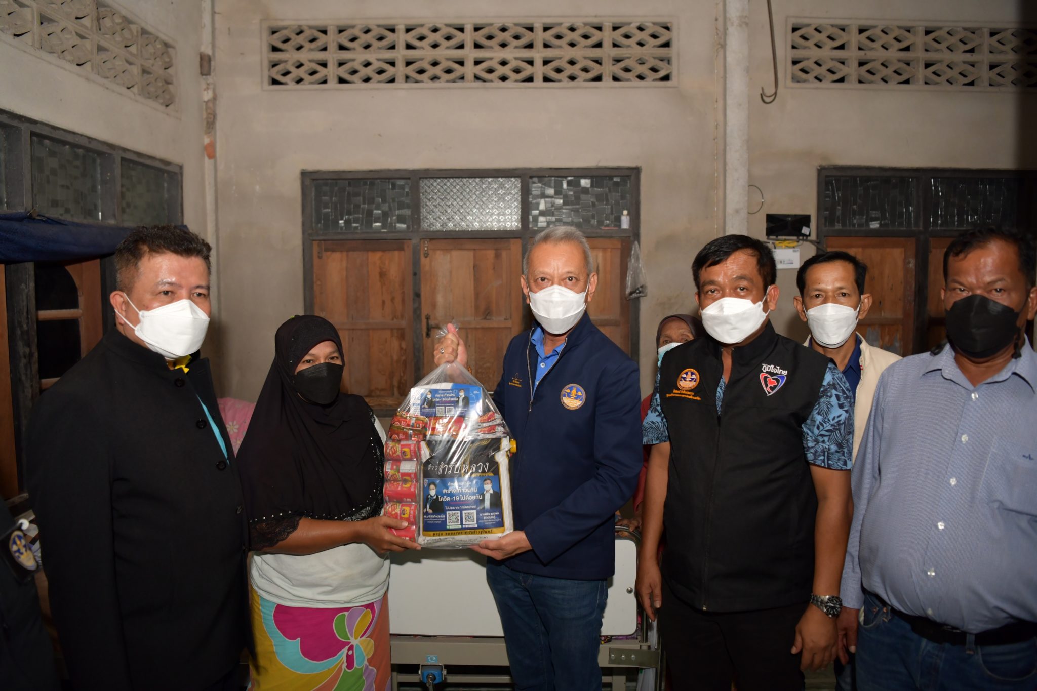 รมต.พิพัฒน์​ และคณะ​ ลงพื้น​ที่ตรวจราชการ​ พบปะ​ประชาชน​ ​พร้อม​มอบถุง​ยังชีพ​ช่วยเหลือประชาชน​ในพื้นที่​ อ.ไชยา จ.สุ​ราษฎร์​ธานี​