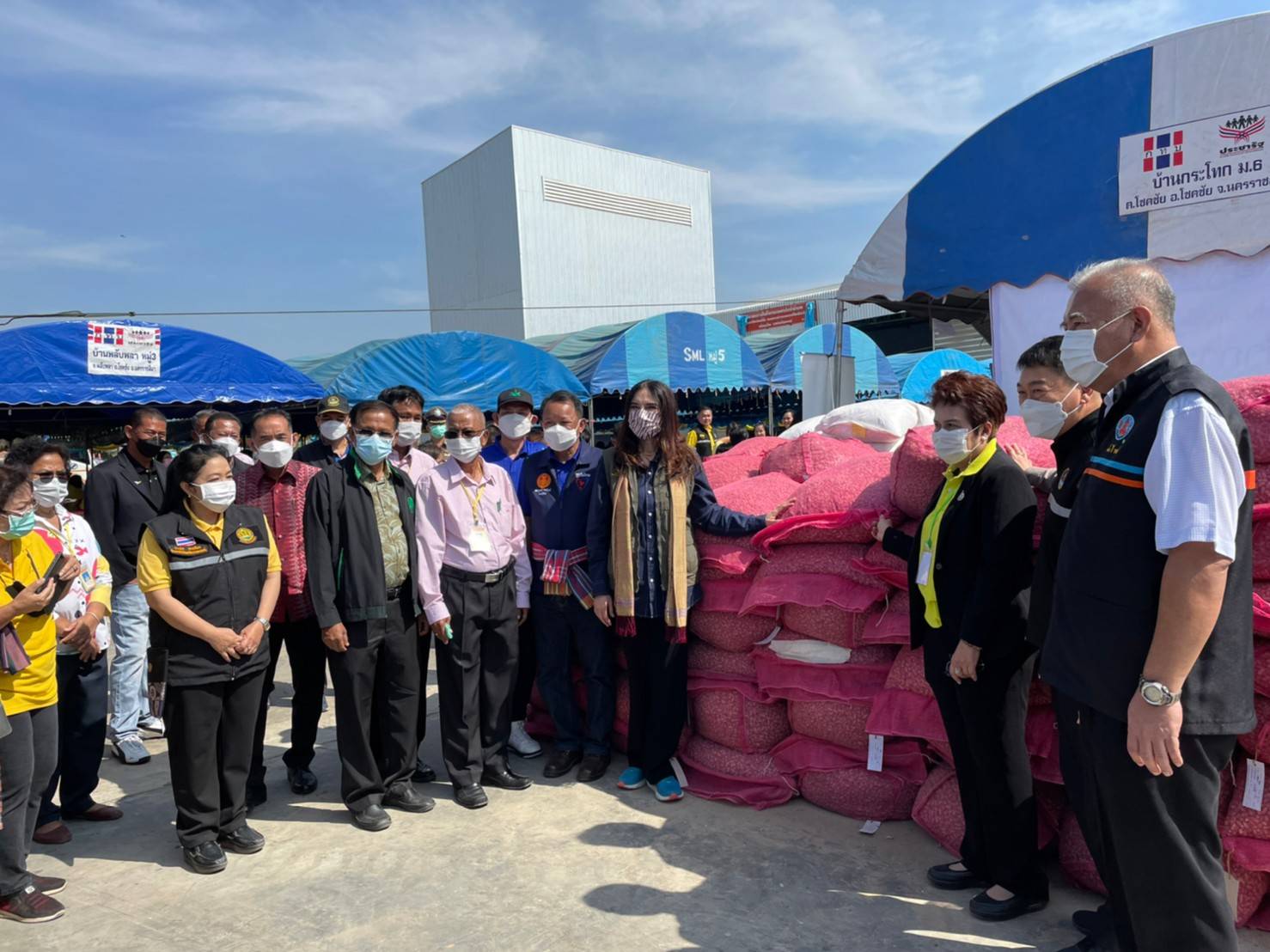 "รมช.มนัญญา" นำทีม ส.ส. พรรคภูมิใจไทย Kick Off รับซื้อผลผลิตทางการเกษตร ตลาดกลางสินค้าการเกษตรสารภีโชคชัย