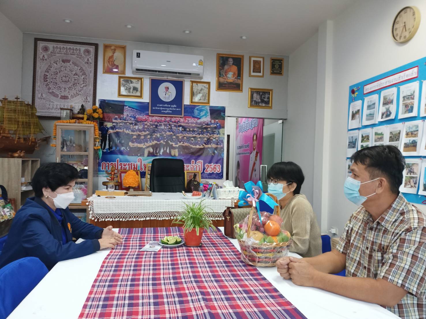 ส.ส.ศรีนวล บุญลือ ร่วมประชุมกับกรมทางหลวงชนบท นายกอบต. กำนัน ผู้ใหญ่บ้าน​ อบต.แม่ก๊า อ.สันป่าตอง จ.เชียงใหม่​ เรื่องทำถนนหมายเลข 4032 แม่ก๊า เชื่อม ต.ท่าวังพร้าว​ เพื่อ​แก้ไขปัญหาความเดือดร้อนของปชช.ที่สัญจรผ่านไปมาให้เกิดความสะดวกสบายยิ่งขึ้น