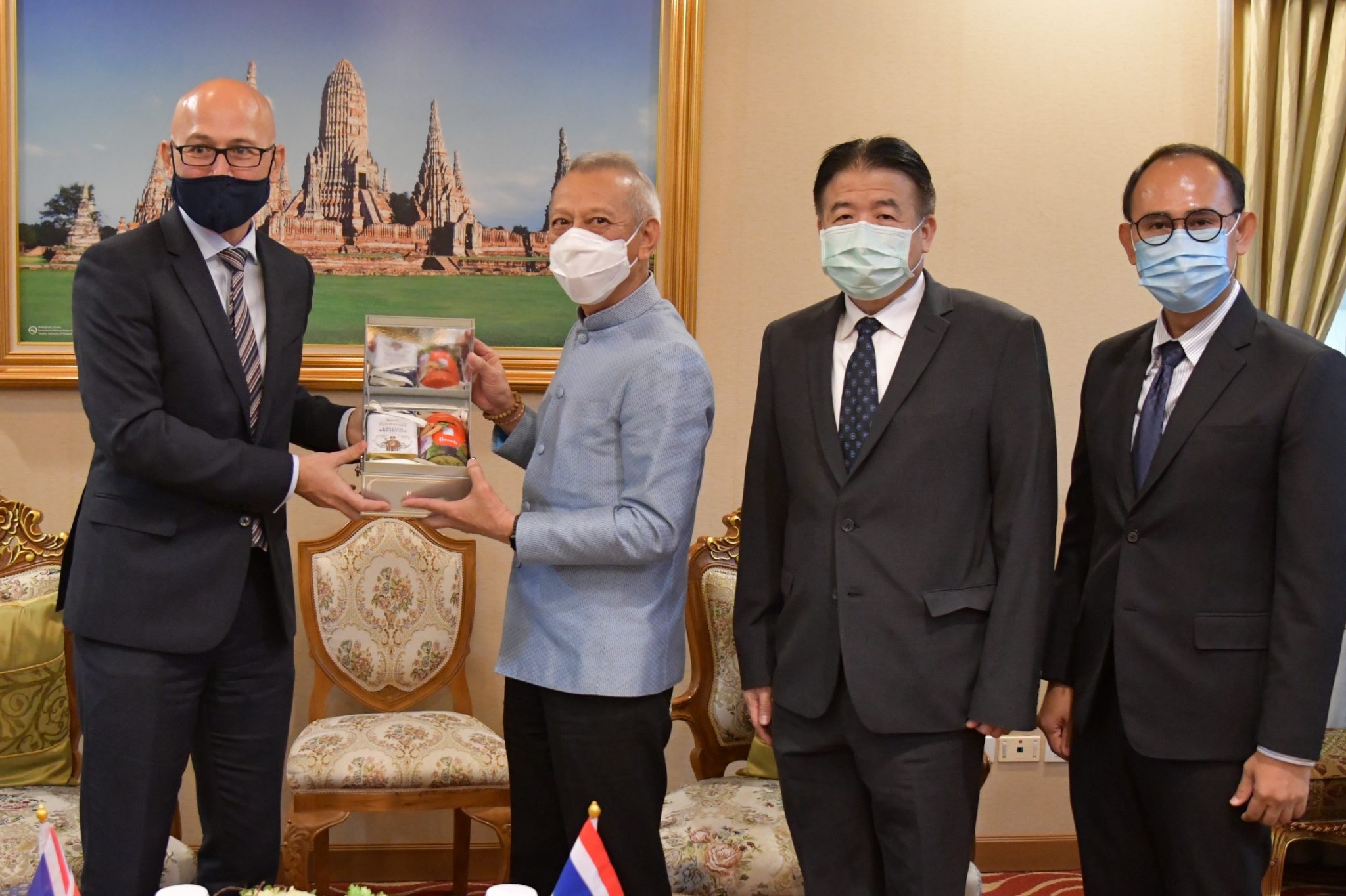 รมว.พิพัฒน์ รัชกิจประการ ให้เอกอัครราชทูตวิสามัญผู้มีอำนาจเต็มแห่งสหราชอาณาจักรประจำประเทศไทย เข้าเยี่ยมคารวะในโอกาสเข้ารับหน้าที่