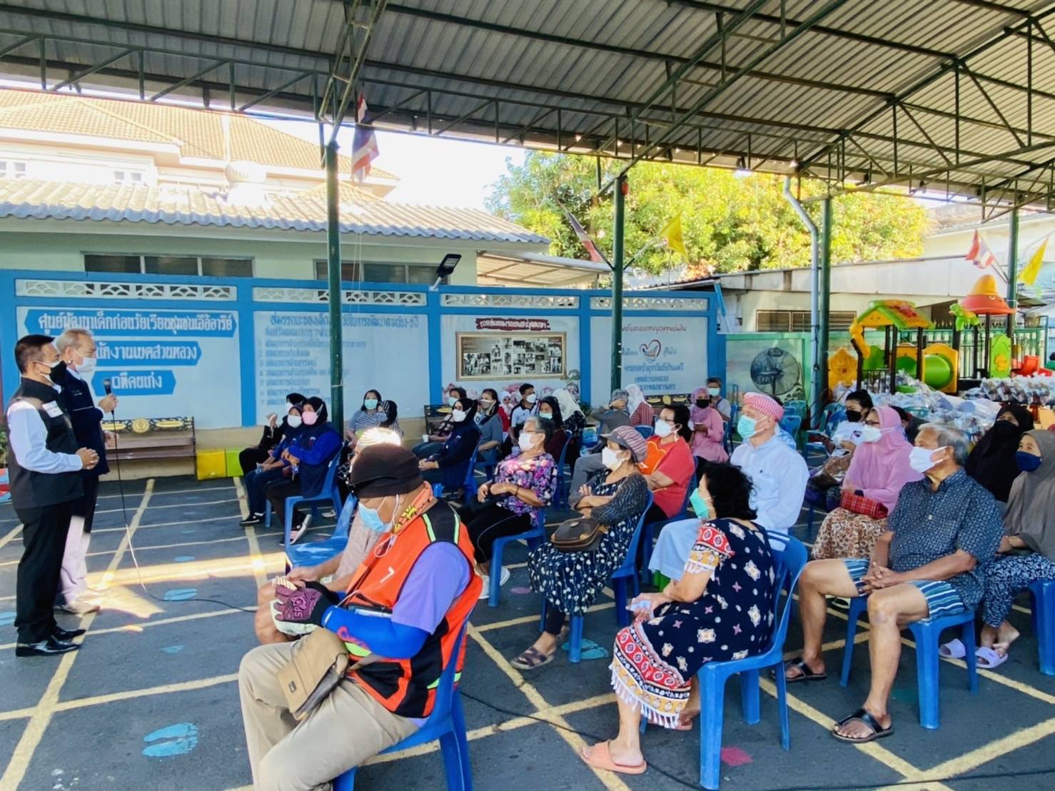 ส.ส.มณฑล โพธิ์คาย ลงพื้นที่มอบ "ถุงปันสุข" ให้กับพี่น้องประชาชน ที่เข้าร่วมสัมนา เรื่อง "บทบาทชุมชนกับการแก้ไขปัญหาการฟอกเงินและยาเสพติด" ณ ชุมชนเอื้ออารีย์ ซ.อ่อนนุช 56 เขตสวนหลวง กทม.