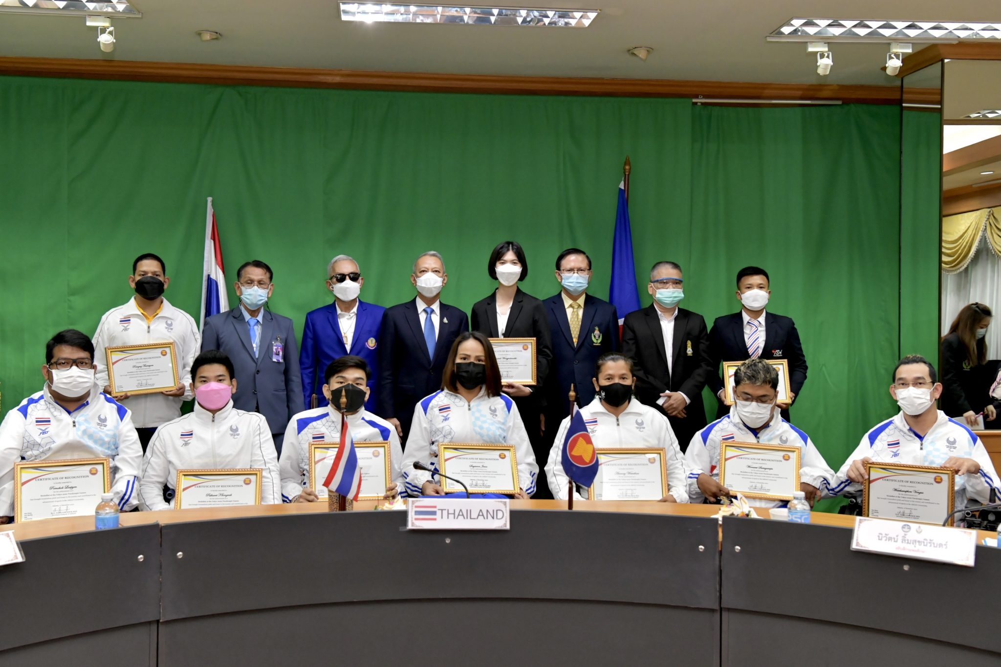 รมว.พิพัฒน์ รัชกิจประการ มอบเกียรติบัตรเชิดชูเกียรติให้แก่นักกีฬาทีมชาติไทย ในกิจกรรมเชิดชูเกียรตินักกีฬาที่ได้เหรียญรางวัลจากการแข่งขันกีฬาโอลิมปิกเกมส์ และพาราลิมปิกเกมส์ โตเกียว 2020 ในรูปแบบ Hybrid