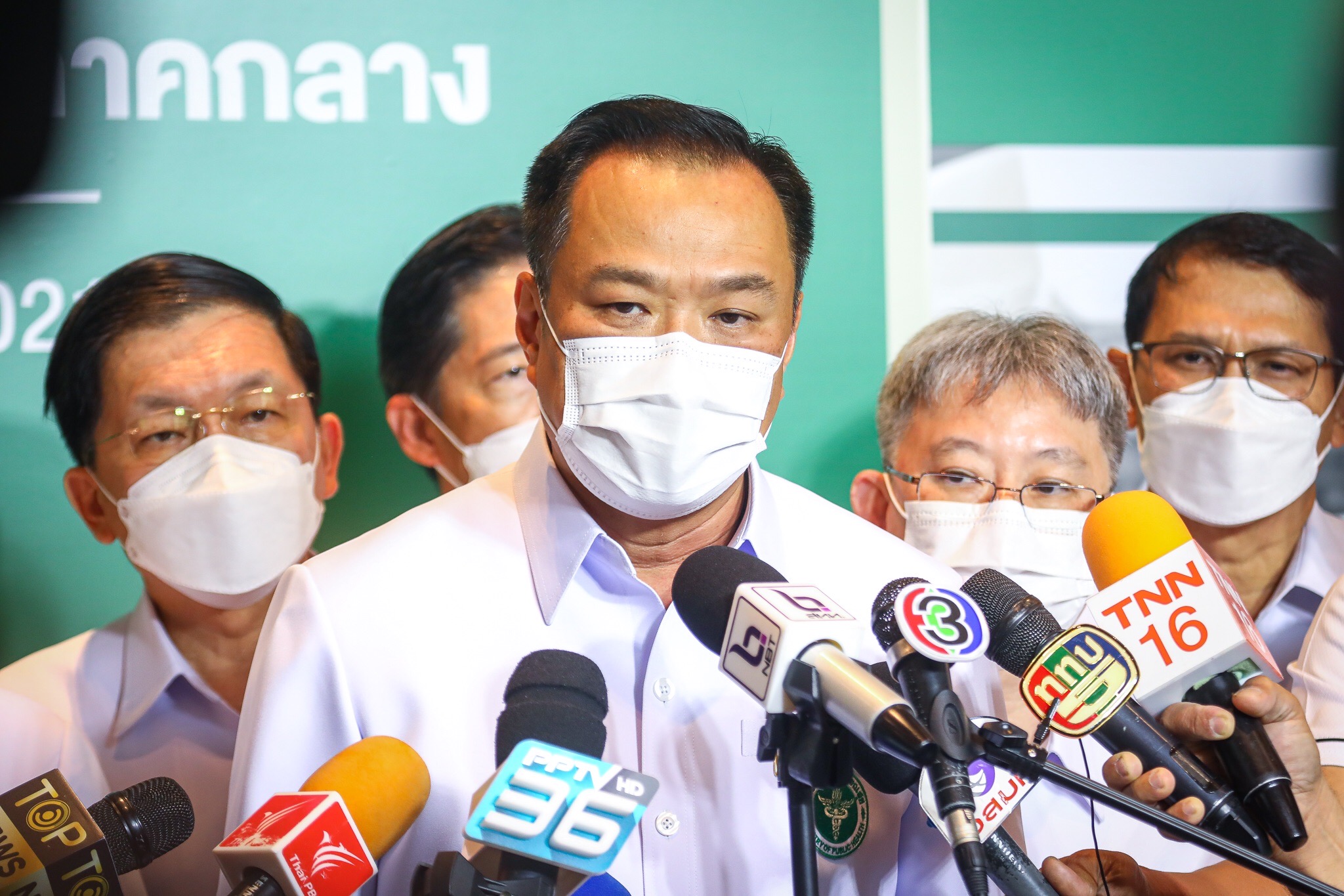 "อนุทิน" สั่งดำเนินคดีนักเดินทางแหกกักตัว ยืนยัน พร้อมปรับมาตรการรับสถานการณ์ "โอมิครอน"