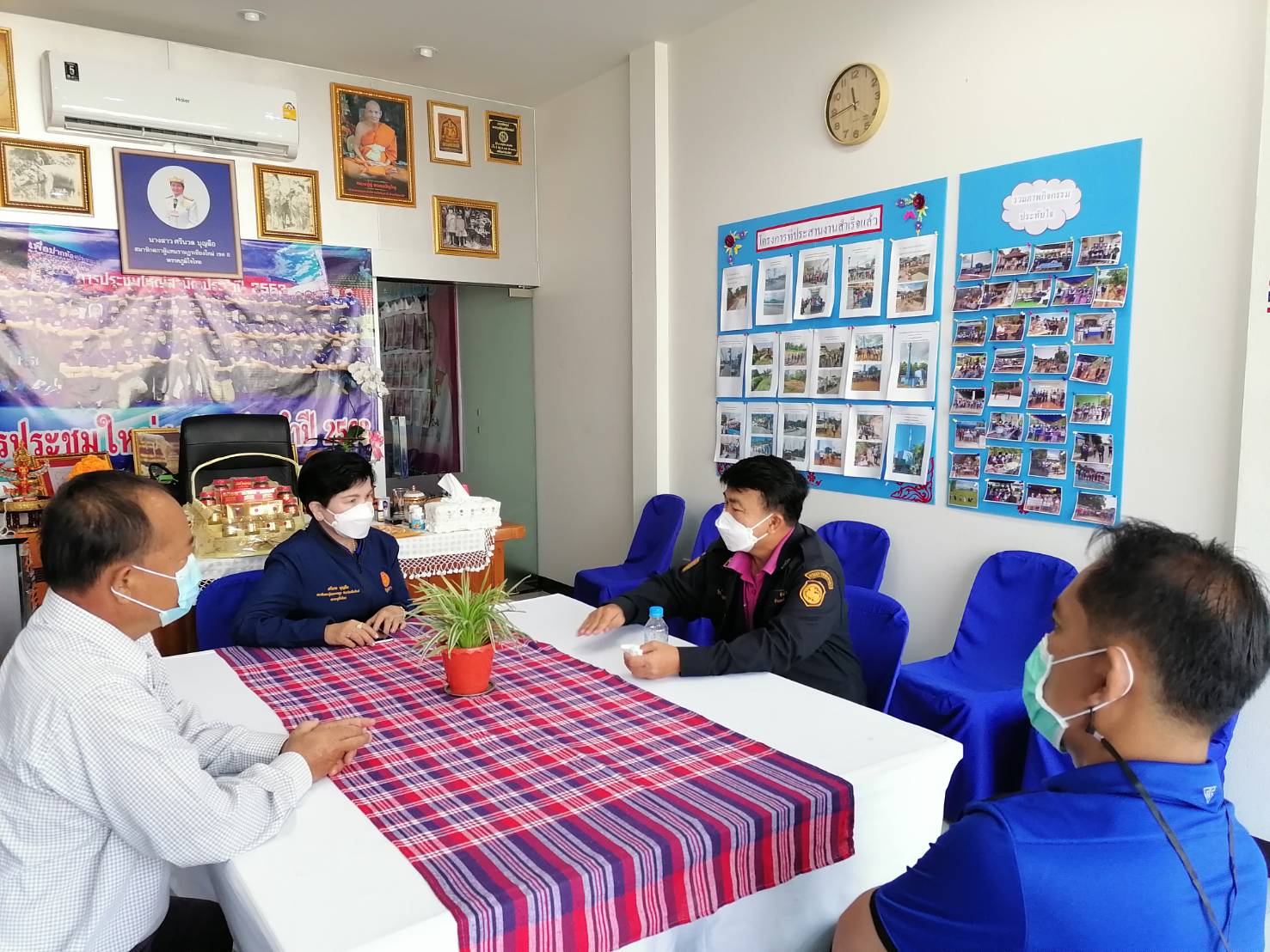 ส.ส.ศรีนวล บุญลือ พร้อมทีมงาน มอบชุดตรวจ ATK ให้ ผอ. และ อสม. รพ.สต.สบหาร ต.ทุ่งต้อม อ.สันป่าตอง และมอบถุงยังชีพให้ชาวบ้านที่ถูกกักตัวจากโควิด ที่บ้านแม่กุ้งหลวง อ.สันป่าตอง จ.เชียงใหม่