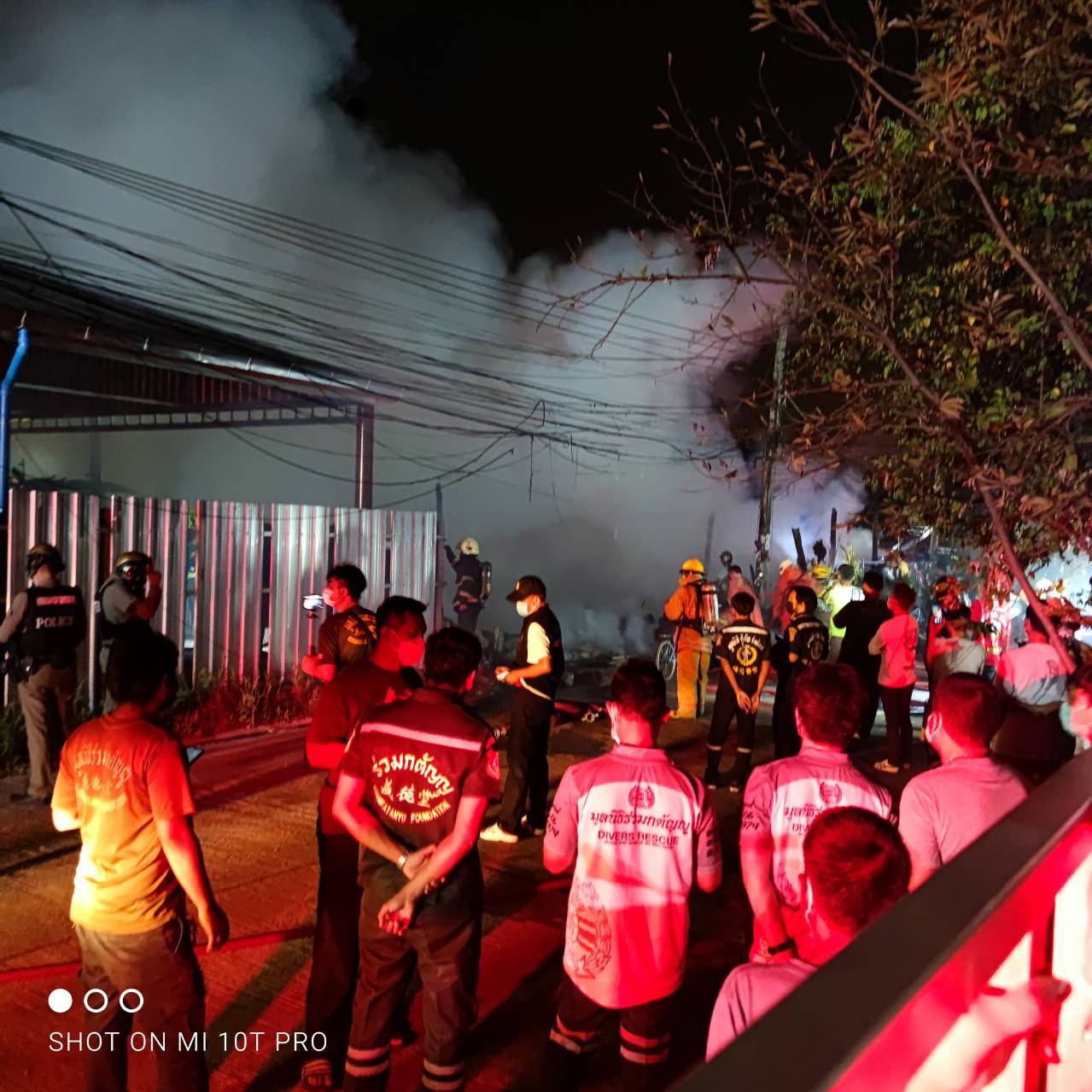 เพลิงโหม ชุมชนสุเหร่าทางควาย !! ส.ส.มณฑล โพธิ์คาย เร่งจัดชุดยังชีพช่วยผู้ประสบภัยในที่เกิดเหตุ ภายในซอยอ่อนนุช 59 แยก 2 เขตประเวศ กทม. เป็นการเบื้องต้น