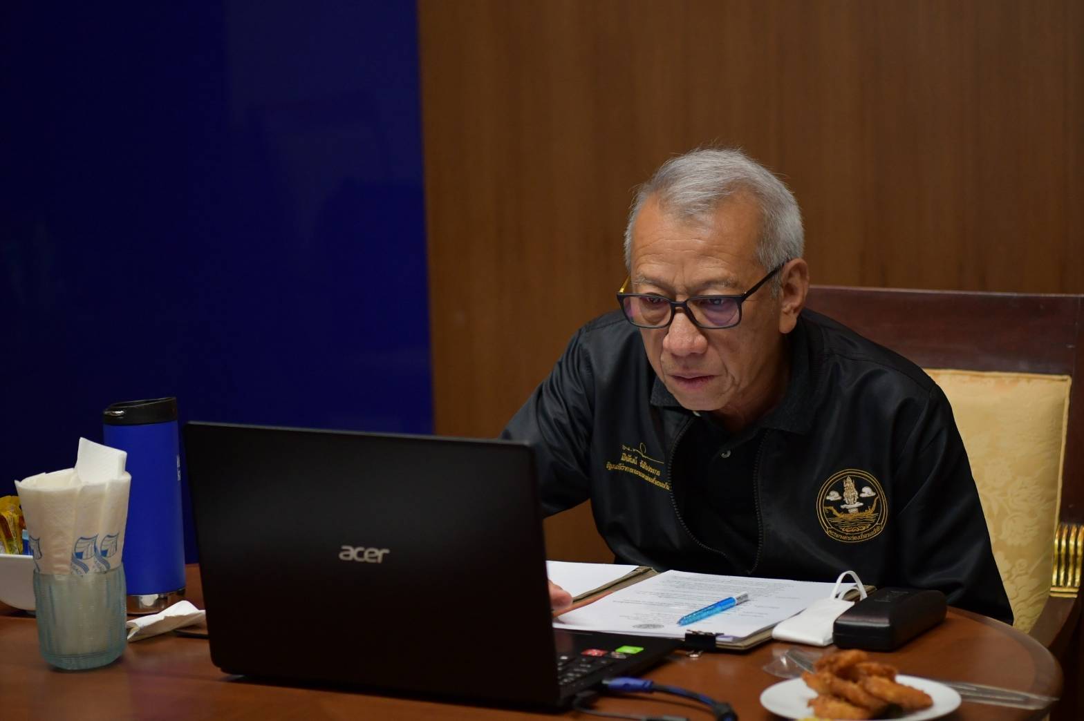 รมว.พิพัฒน์ รัชกิจประการ  ร่วม “การประชุมคณะกรรมการบริหารสถานการณ์การแพร่ระบาดของโรคติดเชื้อไวรัสโคโรนา 2019 (โควิด - 19)” ครั้งที่ 1/2565 ผ่านระบบการประชุมทางไกล (Video Conference) โดยมี พล.อ.ประยุทธ์ จันทร์โอชา นายกฯ ในฐานะผู้อำนวยการ ศบค. เป็นประธานการประชุม