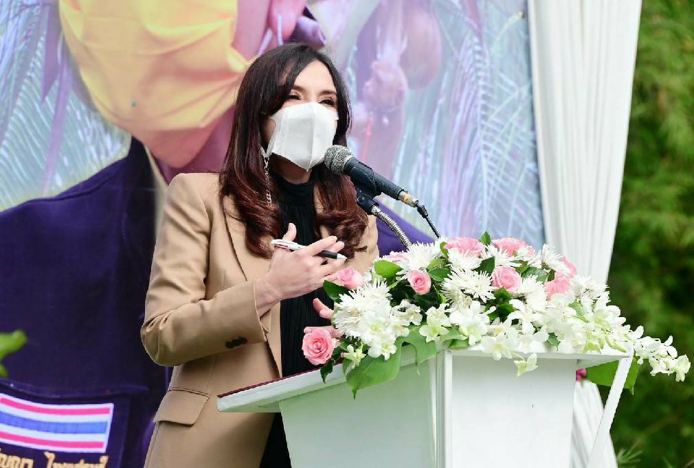 รมช.มนัญญา ลงพื้นที่ตรวจราชการ พร้อมตรวจเยี่ยมการดำเนินงานมะพร้าวแปลงใหญ่ พร้อมรับฟังบรรยายสรุป เยี่ยมชมนิทรรศการป้องกันกำจัดศัตรูมะพร้าว ณ ศูนย์เรียนรู้การเพิ่มประสิทธิภาพการผลิตมะพร้าว ต.หน้าเมือง อ.เกาะสมุย จ.สุราษฎร์ธานี