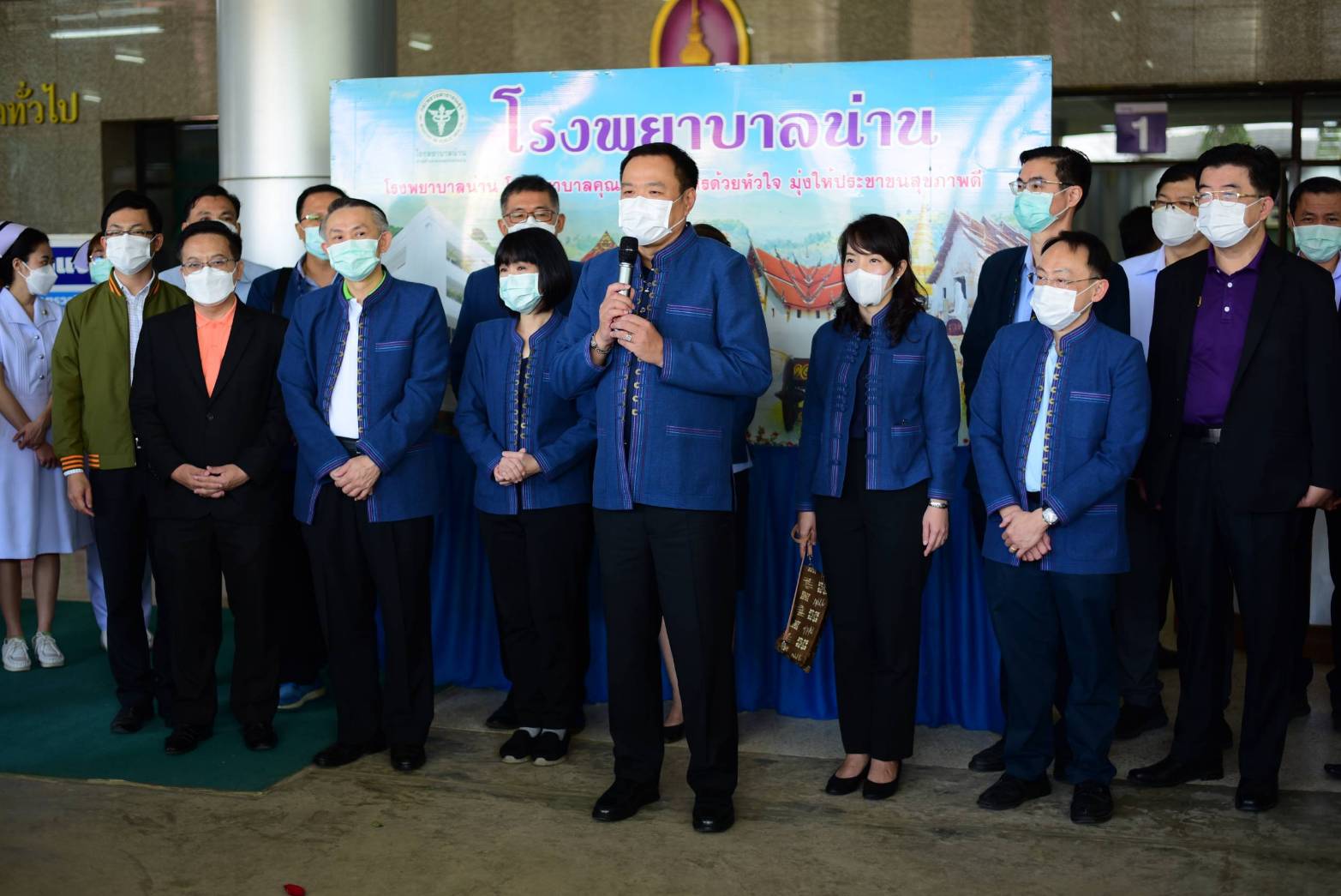 “อนุทิน” ตรวจเยี่ยมโรงพยาบาลน่าน ให้กำลังใจบุคลากร ขอประชาชนเร่งรับวัคซีนเข็ม 3