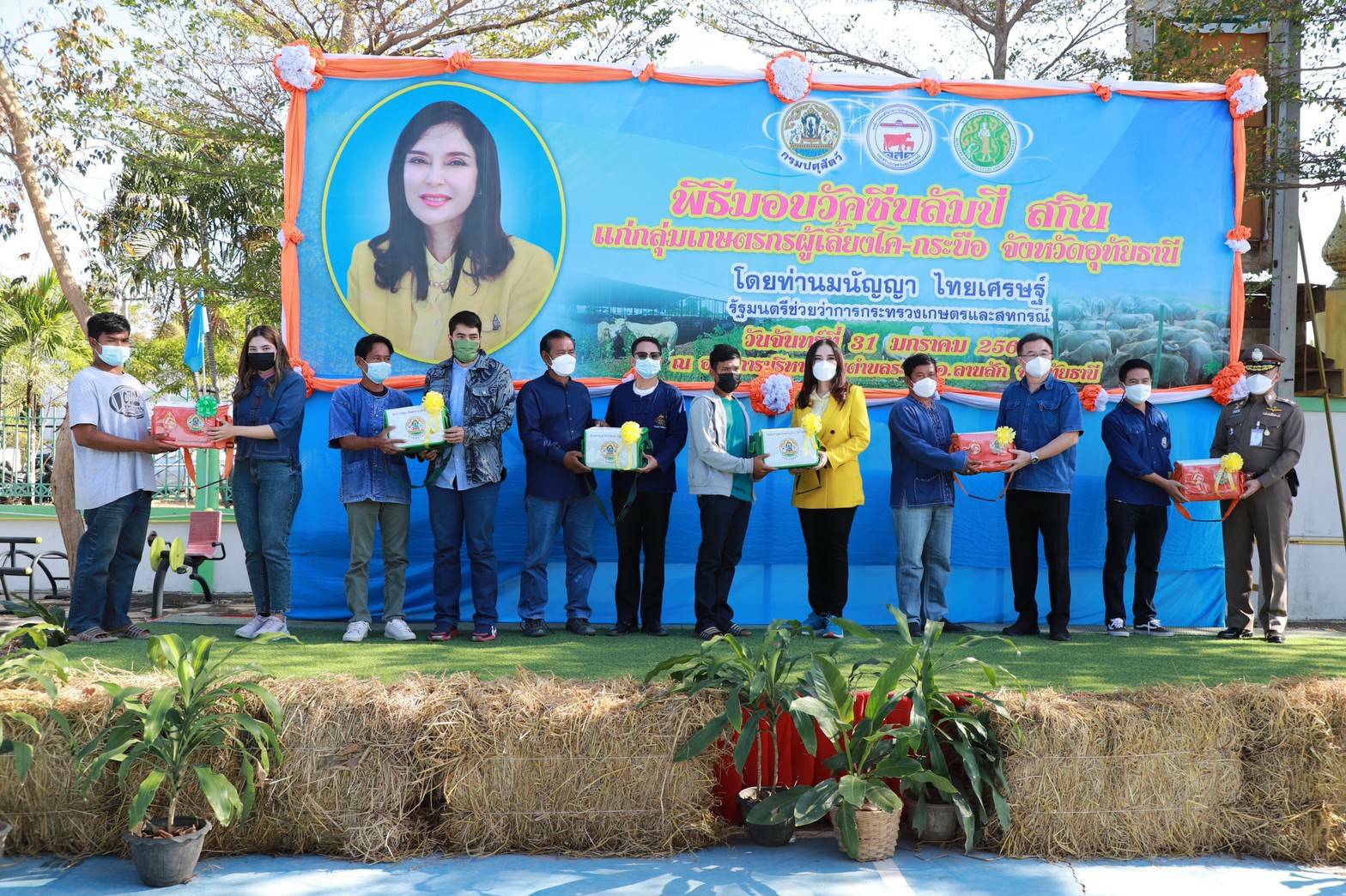 รมช.มนัญญา ลงพื้นที่มอบวัคซีน ป้องกันโรค ลัมปี-สกิน ในโคและกระบือ ในพื้นที่ จ.อุทัยธานี