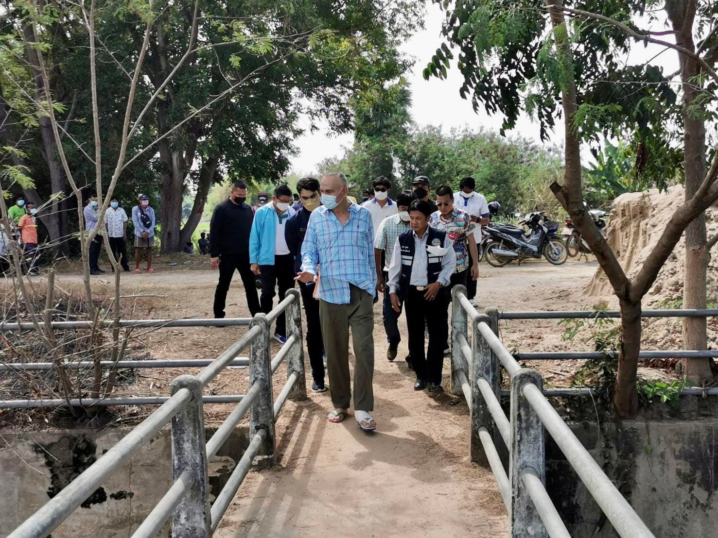 ส.ส.ชาดา ไทยเศรษฐ์ ห่วงใยประชาชน ลุย แก้ปัญหาจัดการเรื่องน้ำในพื้นที่จังหวัดอุทัยธานี พร้อมเร่งประสานหน่วยงานที่เกี่ยวข้องเข้ามาดูแลโดยด่วน