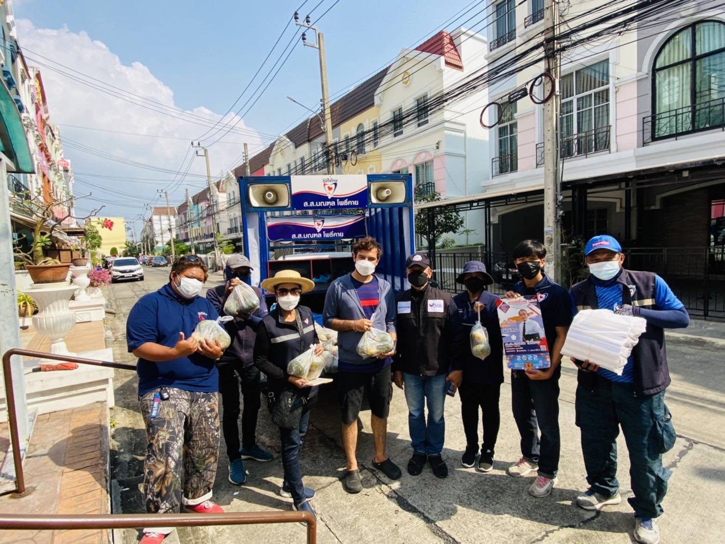 ส.ส.มณฑล โพธิ์คาย มอบหมายให้ทางทีมงานมอบชุดยังชีพ เพื่อช่วยเหลือผู้ที่ได้รับผลกระทบจากโควิด ที่ชุมชนสะและน้อย ซอยอ่อนนุช 54 เขตสวนหลวง กทม.