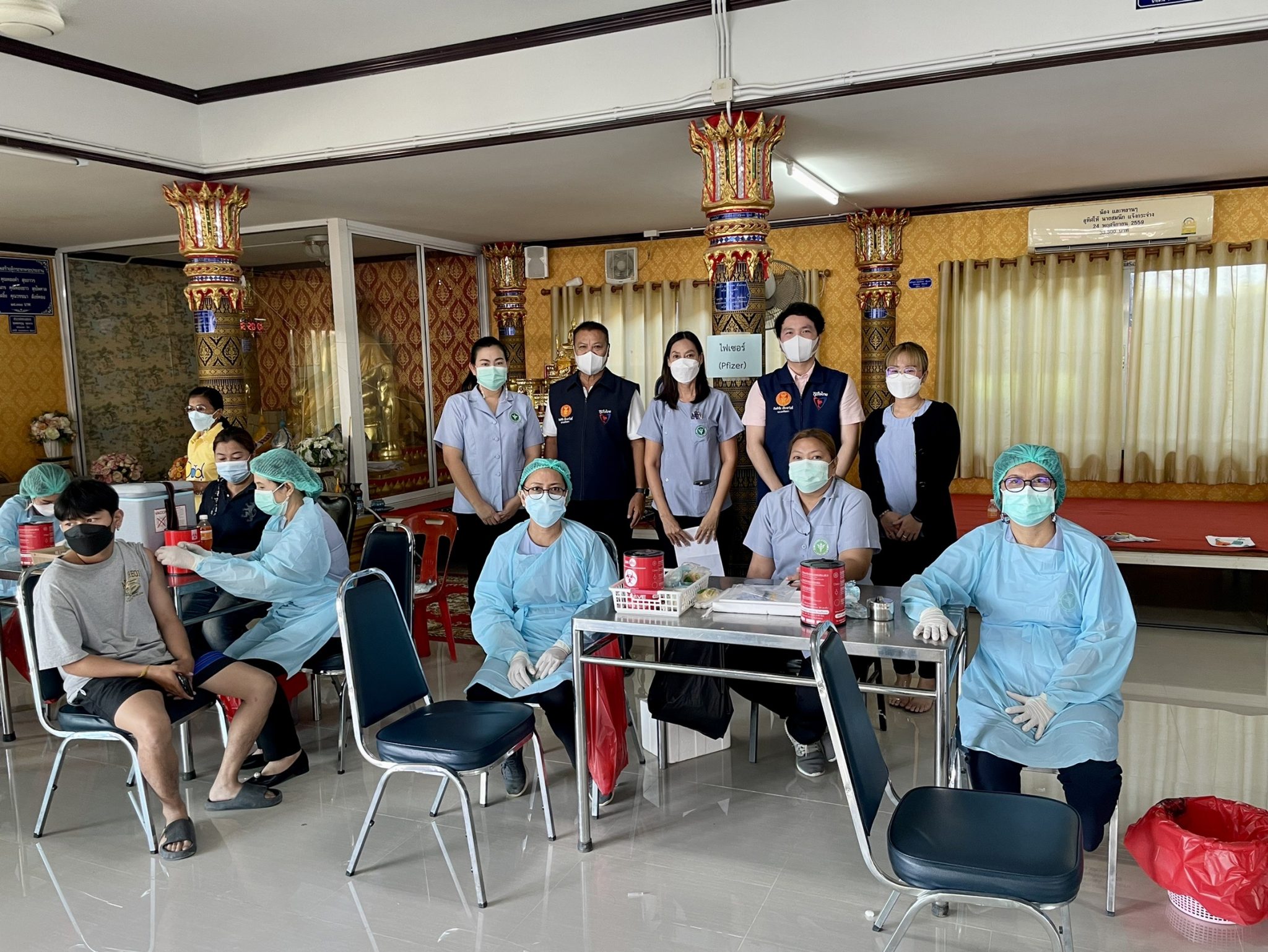 'ส.ส.แบงค์แปดริ้ว' เยี่ยมให้กำลังใจ บุคลากรทางการแพทย์ และชาวบ้านที่มาฉีดวัคซีนสู้โควิดโอมิครอน