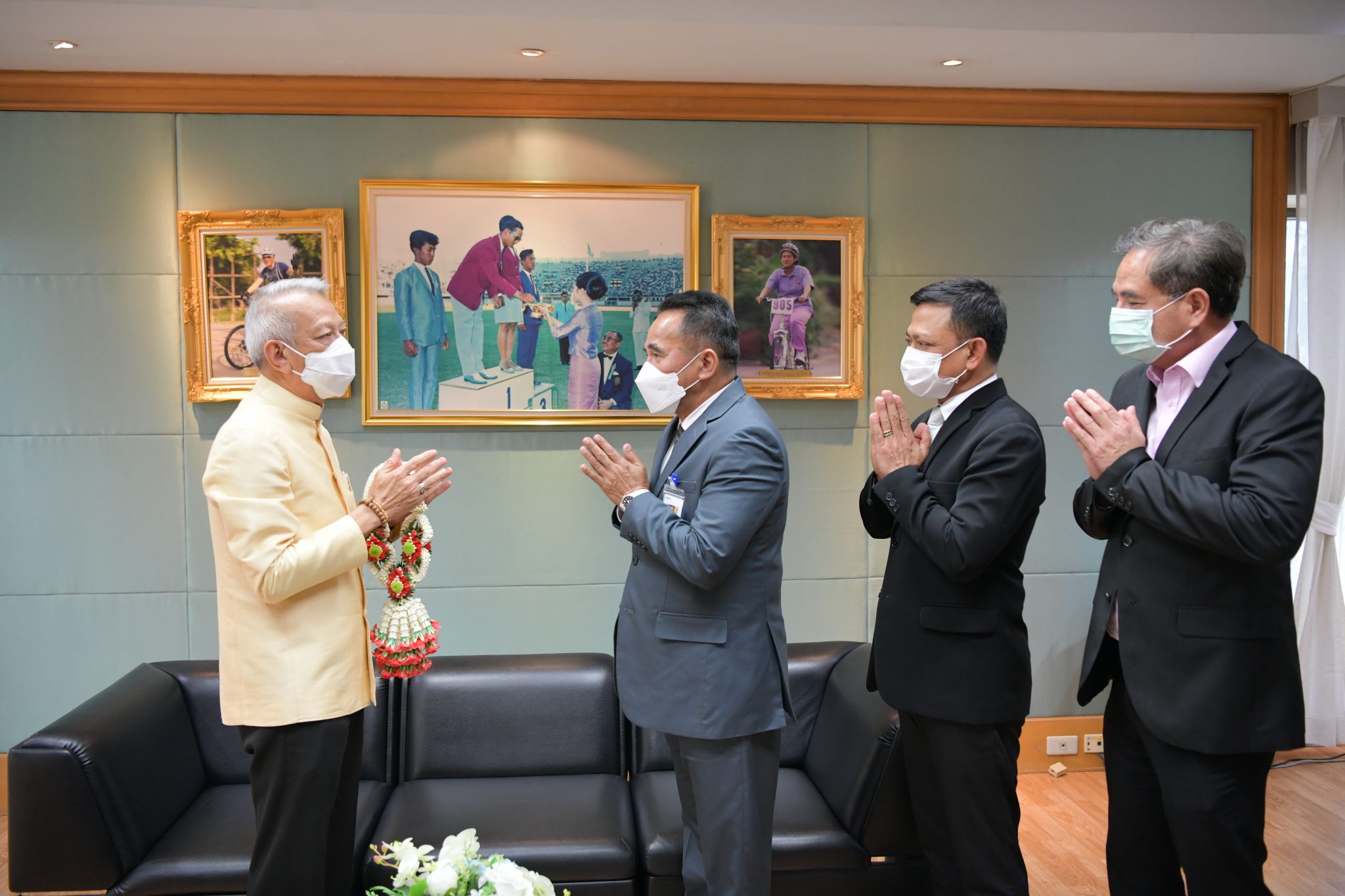 รมว.พิพัฒน์ รัชกิจประการ ให้บริษัท การีนา ออนไลน์ (ประเทศไทย), คณะผู้บริหารสมาคมกีฬาจักรยานแห่งประเทศไทย ในพระบรมราชูปถัมภ์ และคณะกรรมการองค์การบริหารการพัฒนาพื้นที่พิเศษเพื่อการท่องเที่ยวอย่างยั่งยืน (อพท.) เข้าเยี่ยมอวยพรและสวัสดีปีใหม่ เนื่องในโอกาสขึ้นปีใหม่ 2565 ณ ห้องรับรอง กระทรวงการท่องเที่ยวและกีฬา