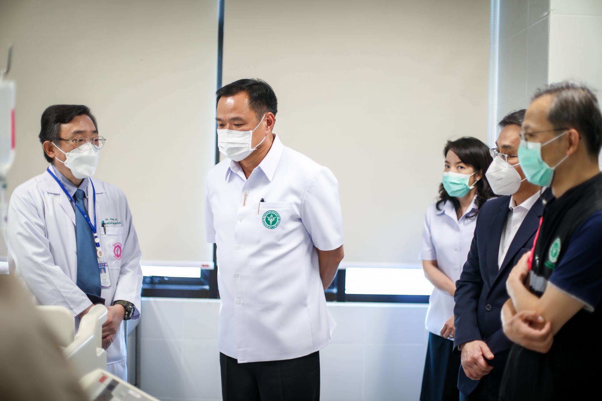 “อนุทิน” รุดเยี่ยม “พยาบาล รพ.อุ้มผาง” เผย อาการดีขึ้น แต่ไม่รู้สึกตัว สธ.ดูแลสุดความสามารถ