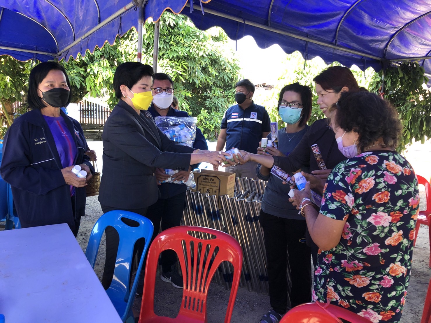 ส.ส.ศรีนวล บุญลือ ลงพื้นที่ อ.แม่วาง และ อ.สันป่าตอง มอบชุดตรวจ ATK ชุดยาสมุนไพร และสเปรย์พ่นฆ่าเชื้อ ให้กับประชาชนอย่างต่อเนื่อง