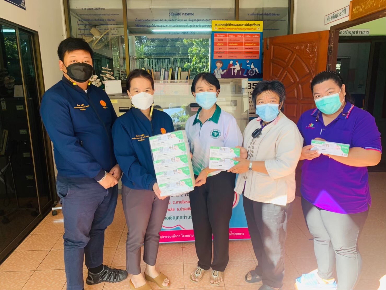 ส.ส.ศรีนวล บุญลือ มอบหมายทีมงานลงพื้นที่รับลงทะเบียนมอบชุดตรวจ ATK ​ให้ประชาชนในพื้นรพ.สต.บ้านเปียง บ้านท่าเดื่อ​ บ้านดง​ อ.สันป่าตอง จ.เชียงใหม่