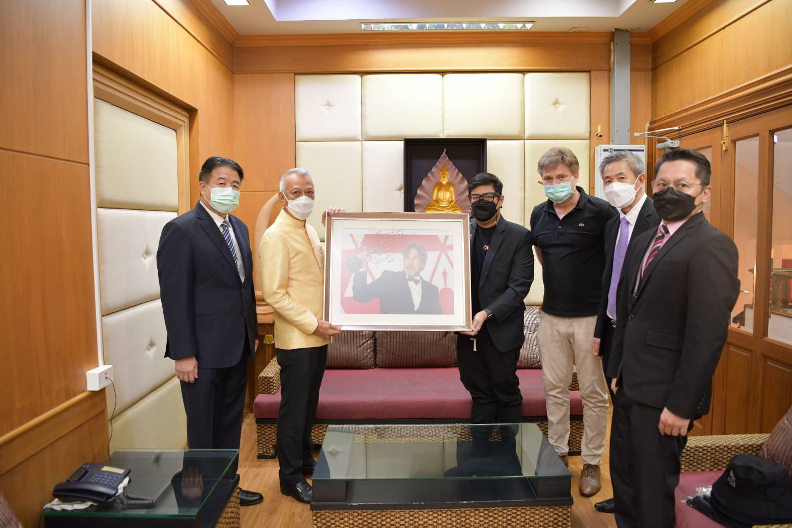 รมว.พิพัฒน์ พร้อมคณะ ให้เกียรติต้อนรับ  กรรมการผู้จัดการ บริษัทลิฟวิ่ง ฟิล์ม จำกัด และคณะ เนื่องในโอกาสมอบของที่ระลึก และลายเซ็นของ มร.ปีเตอร์ ผกก.ภาพยนตร์รางวัลออสการ์ สาขาภาพยนตร์ยอดเยี่ยม และสาขาบทภาพยนตร์ดั้งเดิมยอดเยี่ยม และเจ้าของรางวัลลูกโลกทองคำ ปี 2019