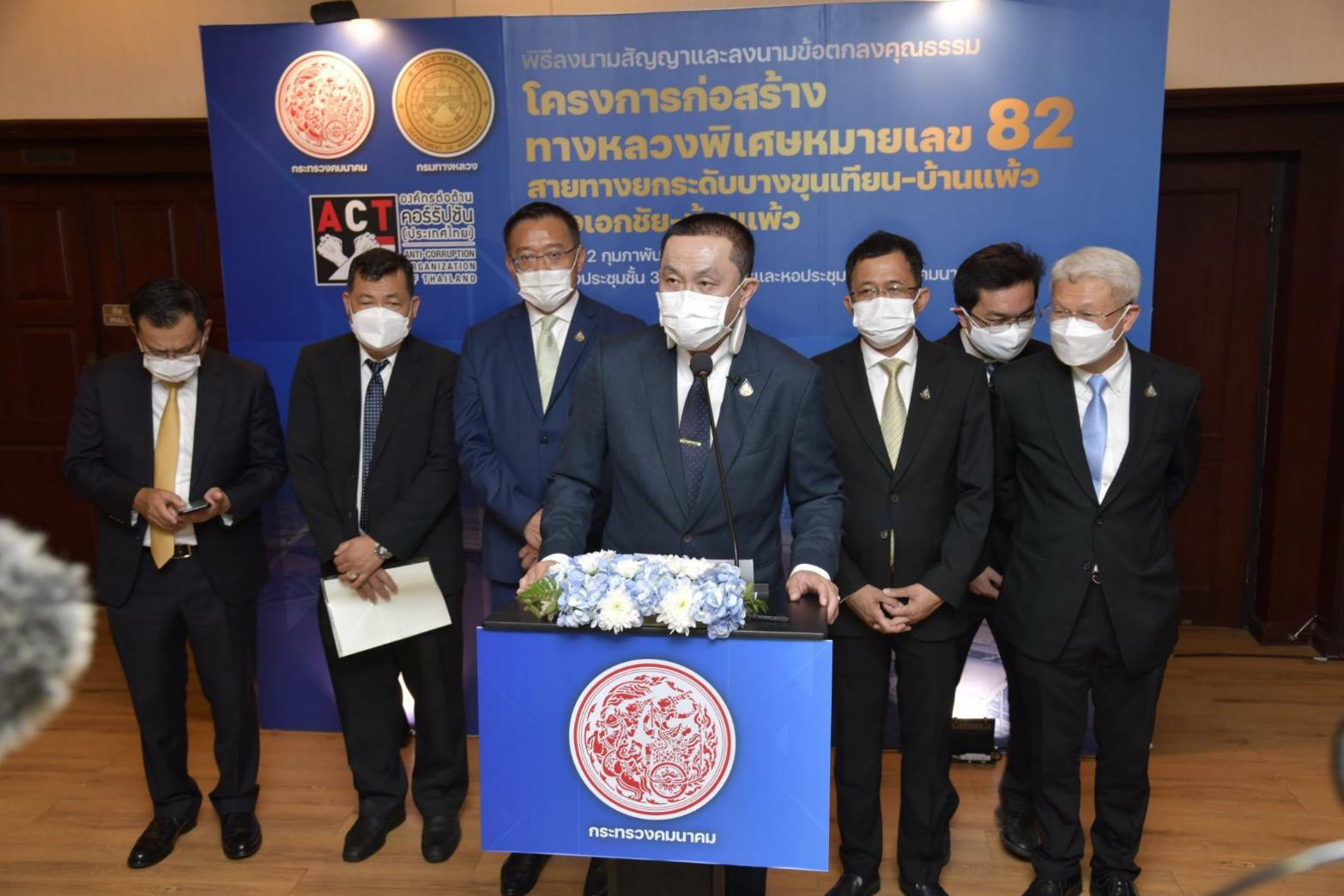 รัฐมนตรีว่าการกระทรวงคมนาคม มอบกรมทางหลวงเซ็นสัญญาก่อสร้างงานโยธา ยกระดับการคมนาคมขนส่ง เดินหน้าก่อสร้างมอเตอร์เวย์สาย 82 ทางยกระดับบางขุนเทียน - บ้านแพ้ว ช่วงเอกชัย - บ้านแพ้ว