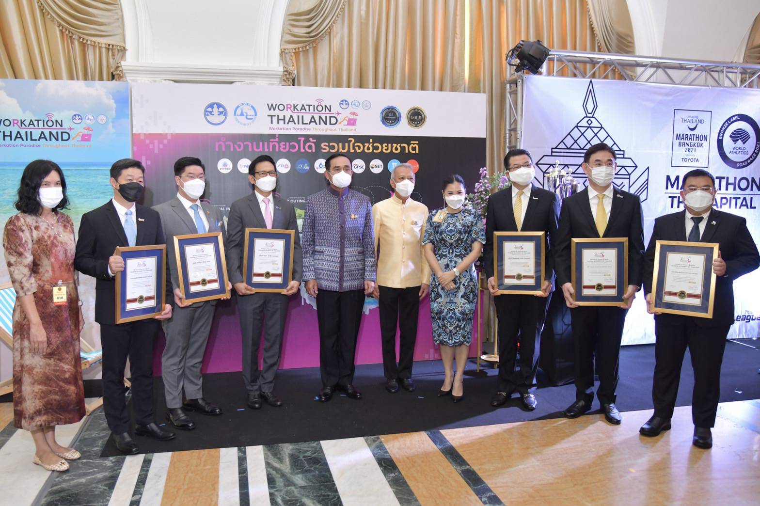 รมว.พิพัฒน์ ร่วมพิธีมอบโล่ประกาศเกียรติคุณและประกาศนียบัตรแก่หน่วยงานหรือองค์กรที่มียอดสะสมแต้มความอยู่รอดของผู้ประกอบการ (Survival Point)