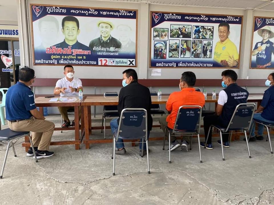 ส.ส.อดิพงษ์ ฐิติพิทยา มอบชุดตรวจโควิด-19 ให้กับผู้อำนวยการโรงเรียนบ้านหนองเต็ง อ.กระสัง จ.บุรีรัมย์