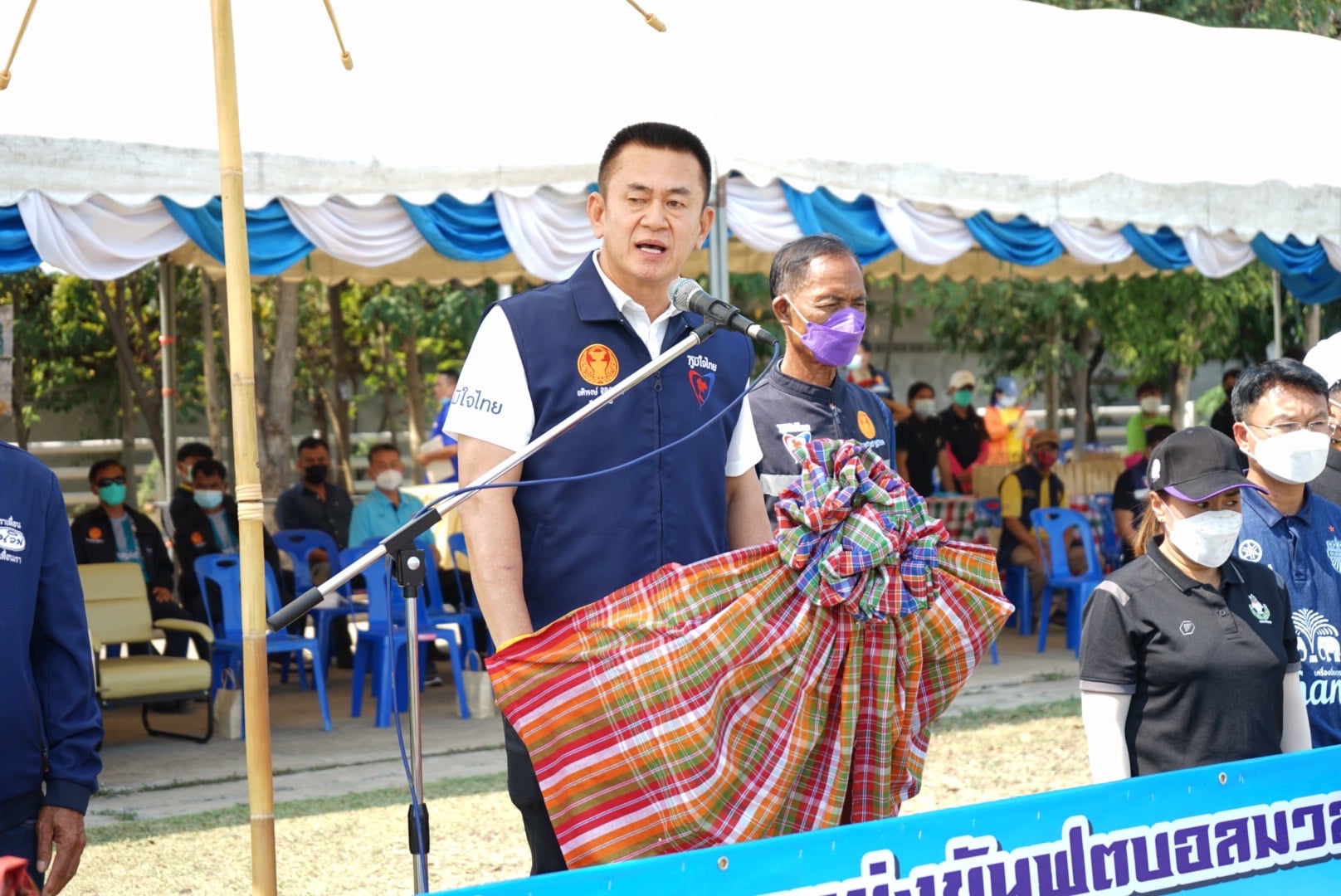 คนบุรีรัมย์ ไม่ทิ้งกัน ! ส.ส.อดิพงษ์ มอบ ATK ให้กับ รพ.สต.ลำดวน อ.กระสัง และรพ.สต.ตาพระ อ.พลับพลาชัย นอกจากนี้ ได้เปิดการแข่งขันฟุตบอลมวลชน อ.กระสังคัพ ประจำปี 2565 ระหว่าง 7-24 ก.พ. ณ สนามฟุตบอลเทศบาล ต.กระสัง