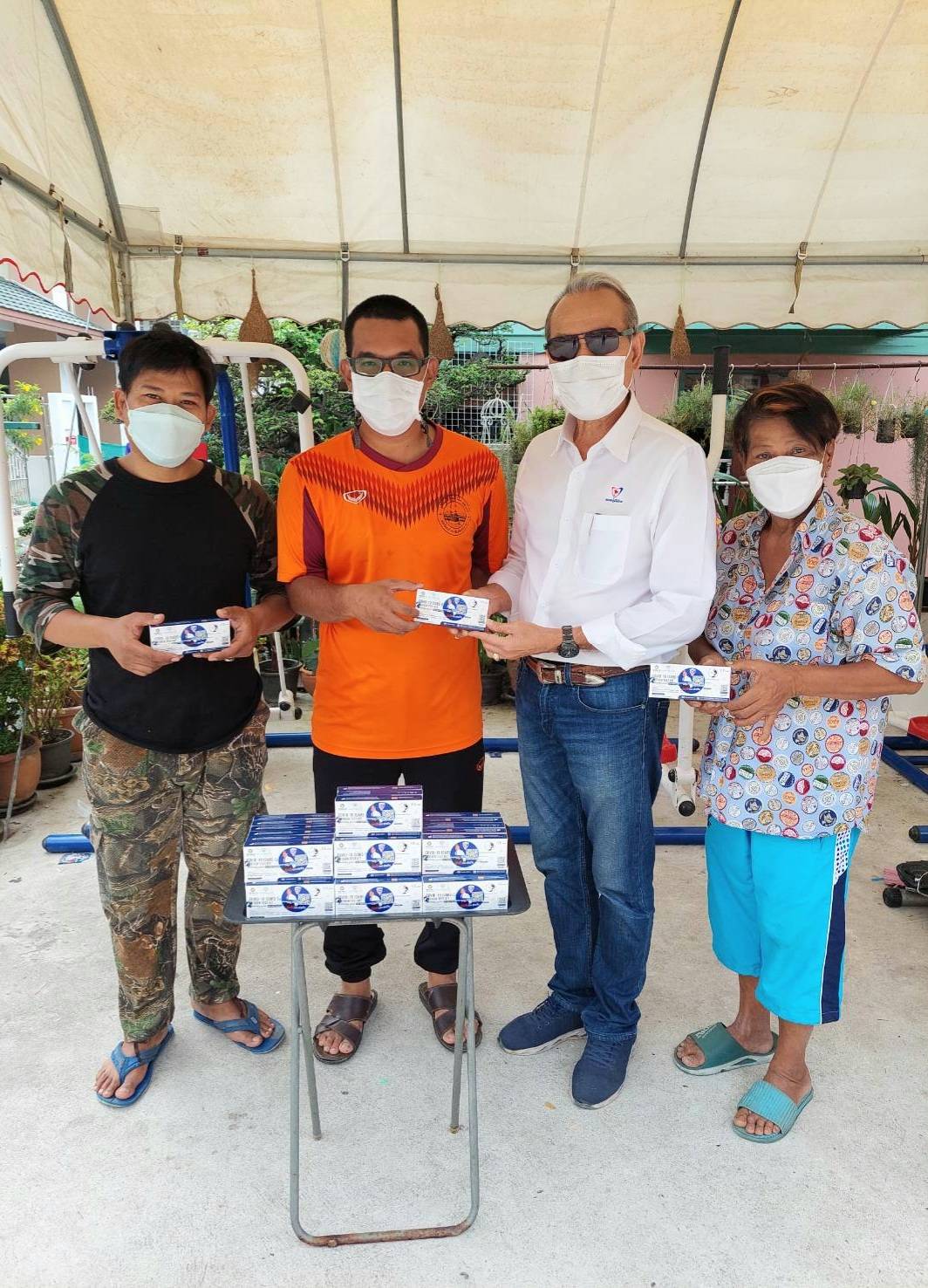 ส.ส.มณฑล ลงพื้นที่ต่อเนื่องมอบถุงยังชีพเพื่อช่วยเหลือชาวชุมชนประสาทศีล และชุมชนต่างๆ ในแขวงดอกไม้ เขตประเวศ และมอบชุดตรวจ ATK ให้กับชุมชนธรรมมานุรักษ์ พระรามเก้า 41 และ หมู่บ้านเดอคอนเน็ค พัฒนาการ 44 สวนหลวง กทม.